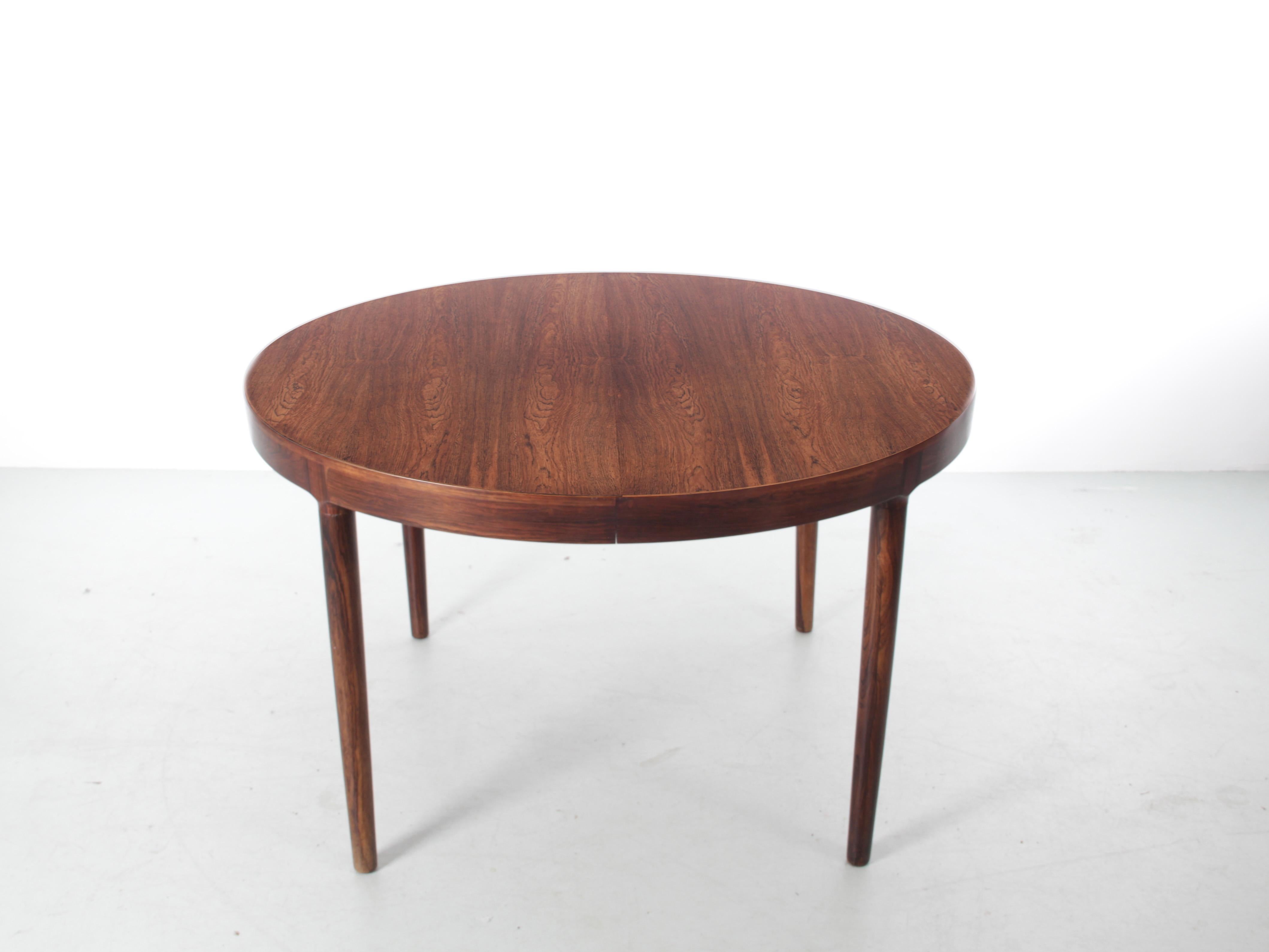 Mid century modern scandinavian dining table  by Harry Østergaard in Rio rosewood.  2 extra leaves. 6 to 10 seats 

Height : 72 cm, Diameter : 120 cm. Length max : 220