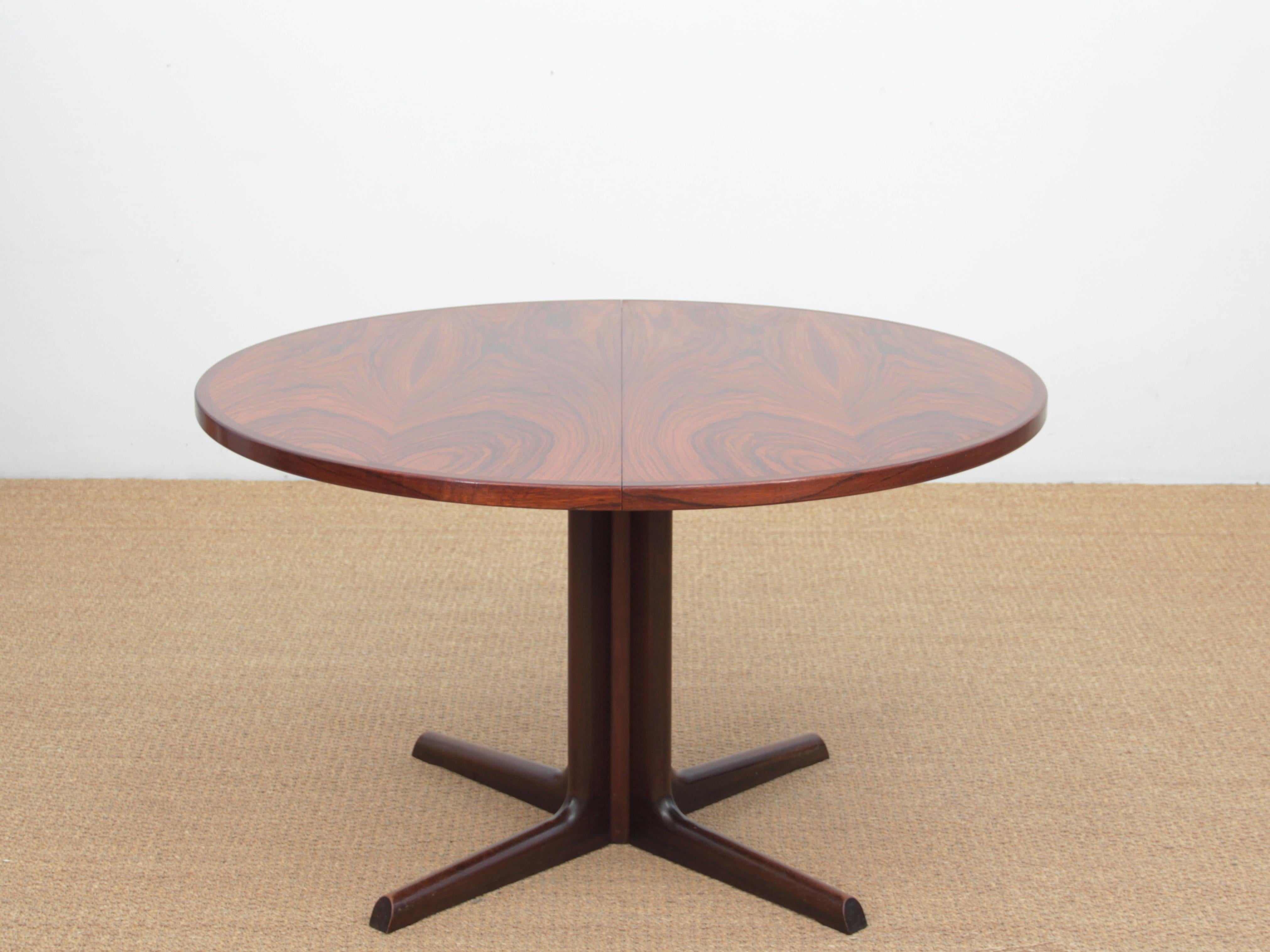 Mid-Century Modern Scandinavian dining table from Gudme Møbelfabrik in rosewood. Central leg. 2 extra leaves. 6 to 10 seats

Measures: H 72 x Ø 120 cm. Leaves L 50 cm. W max 220 cm.