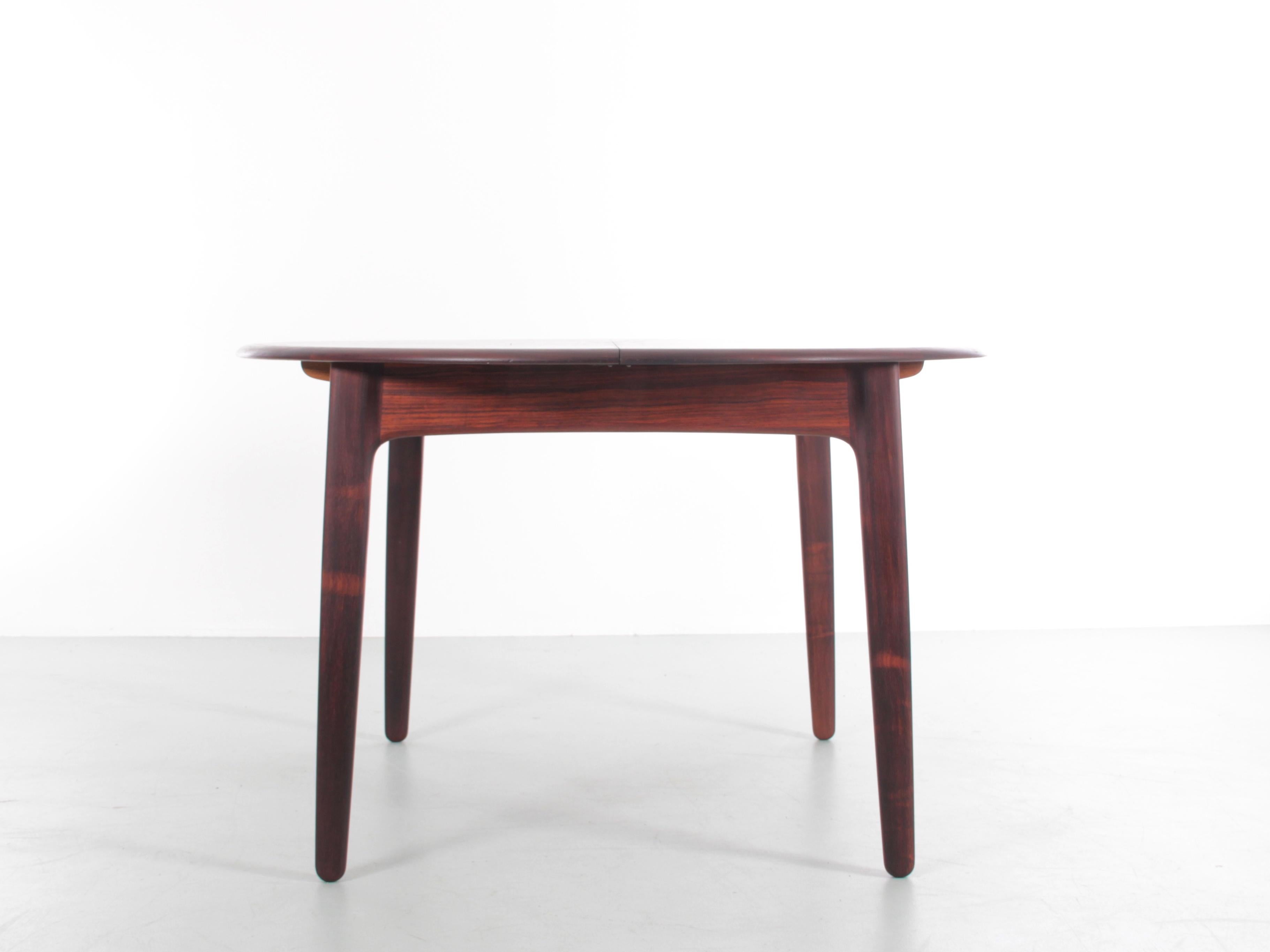 Mid-Century Modern scandinavian round dining table in rosewood 6/8 seats. Solid rosewood frame. 2 small extention leaves.
