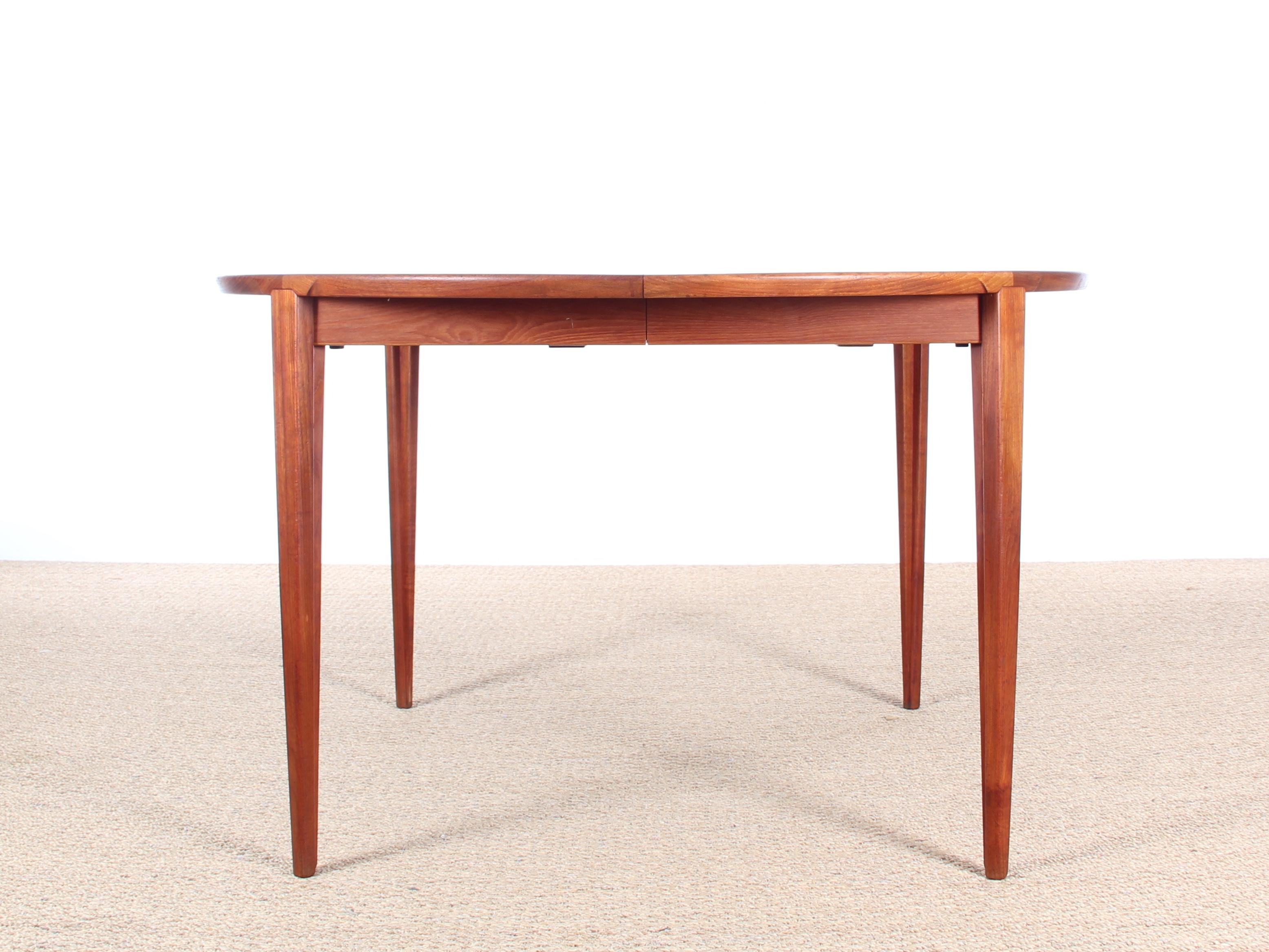 Mid-Century Modern scandinavian dining table in teak by Harry Rosengren Hansen. 2 extra leaves.