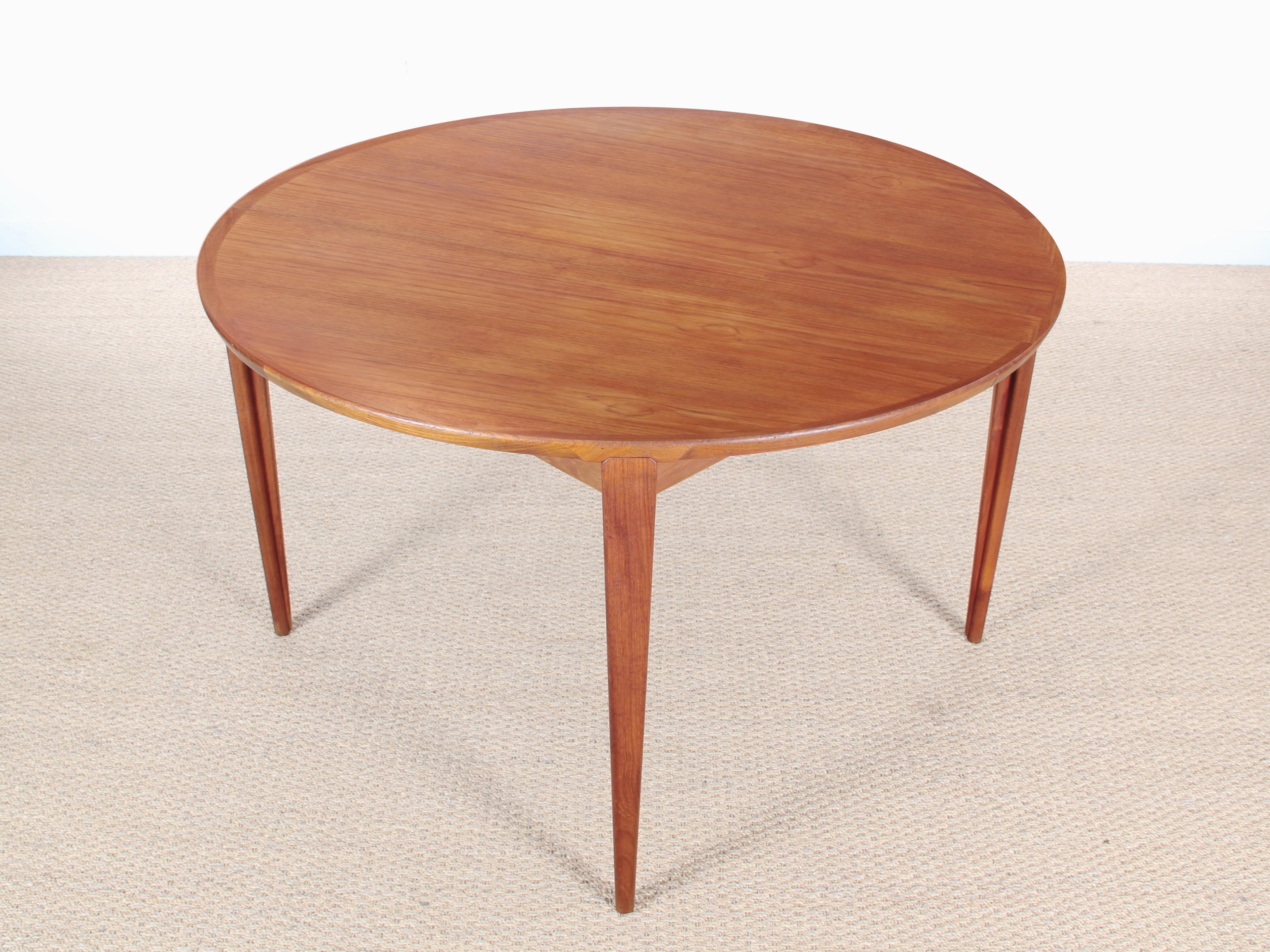 Mid-Century Modern Scandinavian Dining Table in Teak by Harry Rosengren Hansen In Good Condition In Courbevoie, FR