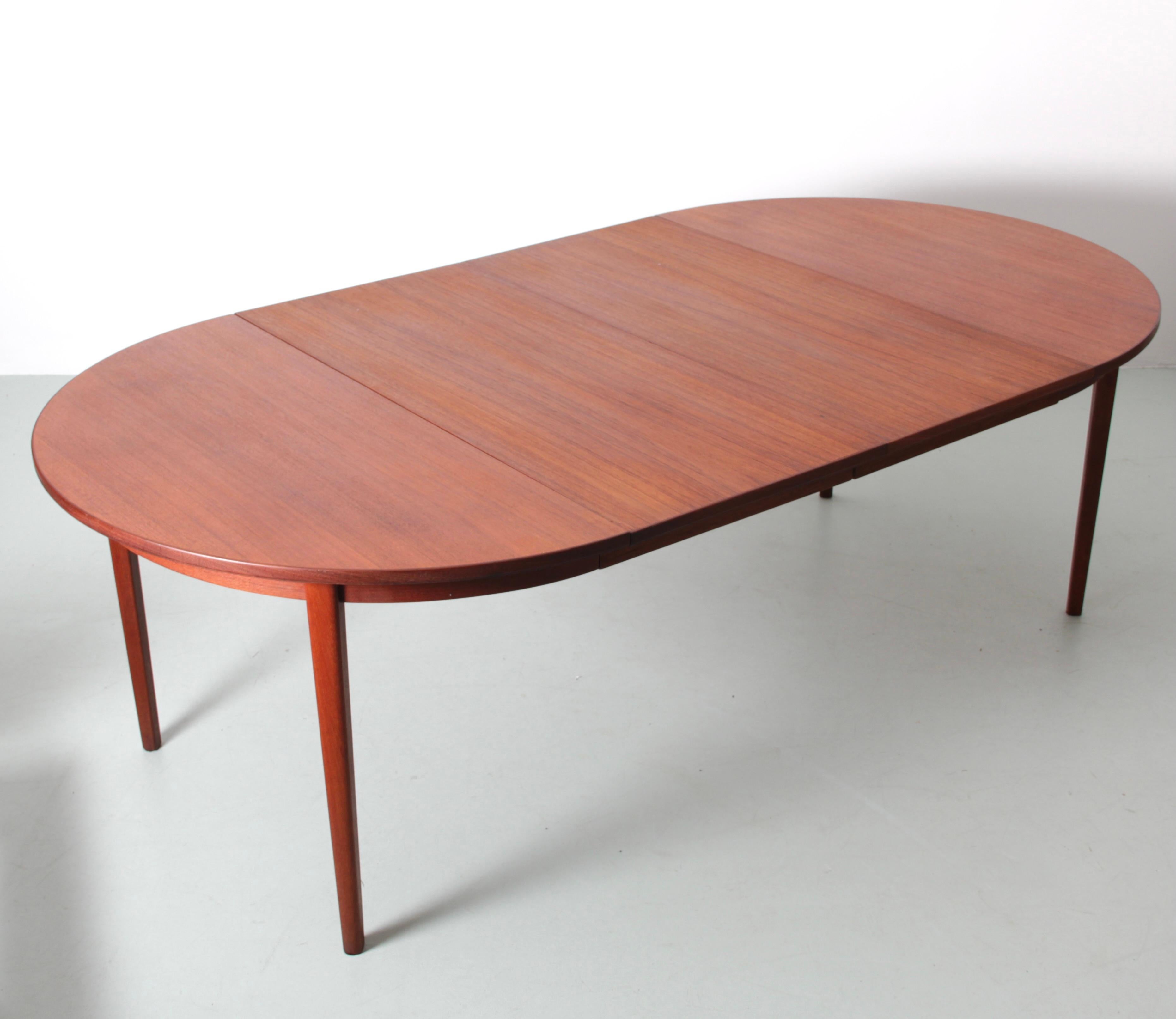 Scandinavian Modern Mid-Century Modern Scandinavian Dining Table in Teak