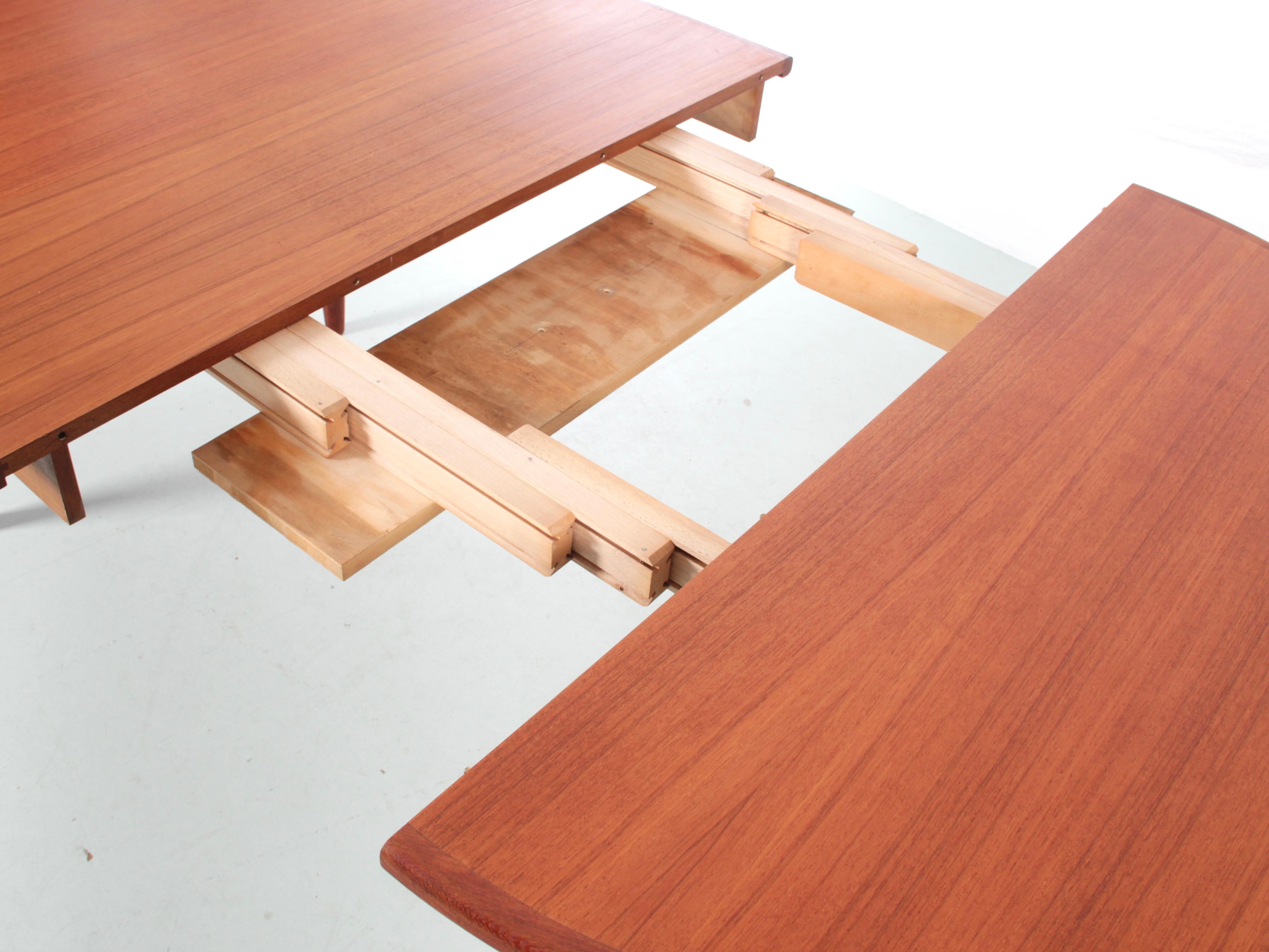 Metà XX secolo Tavolo da pranzo scandinavo moderno di metà secolo in teak in vendita