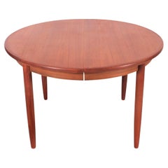 Table de salle à manger scandinave moderne du milieu du siècle en teck