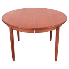 Table de salle à manger scandinave moderne du milieu du siècle en teck
