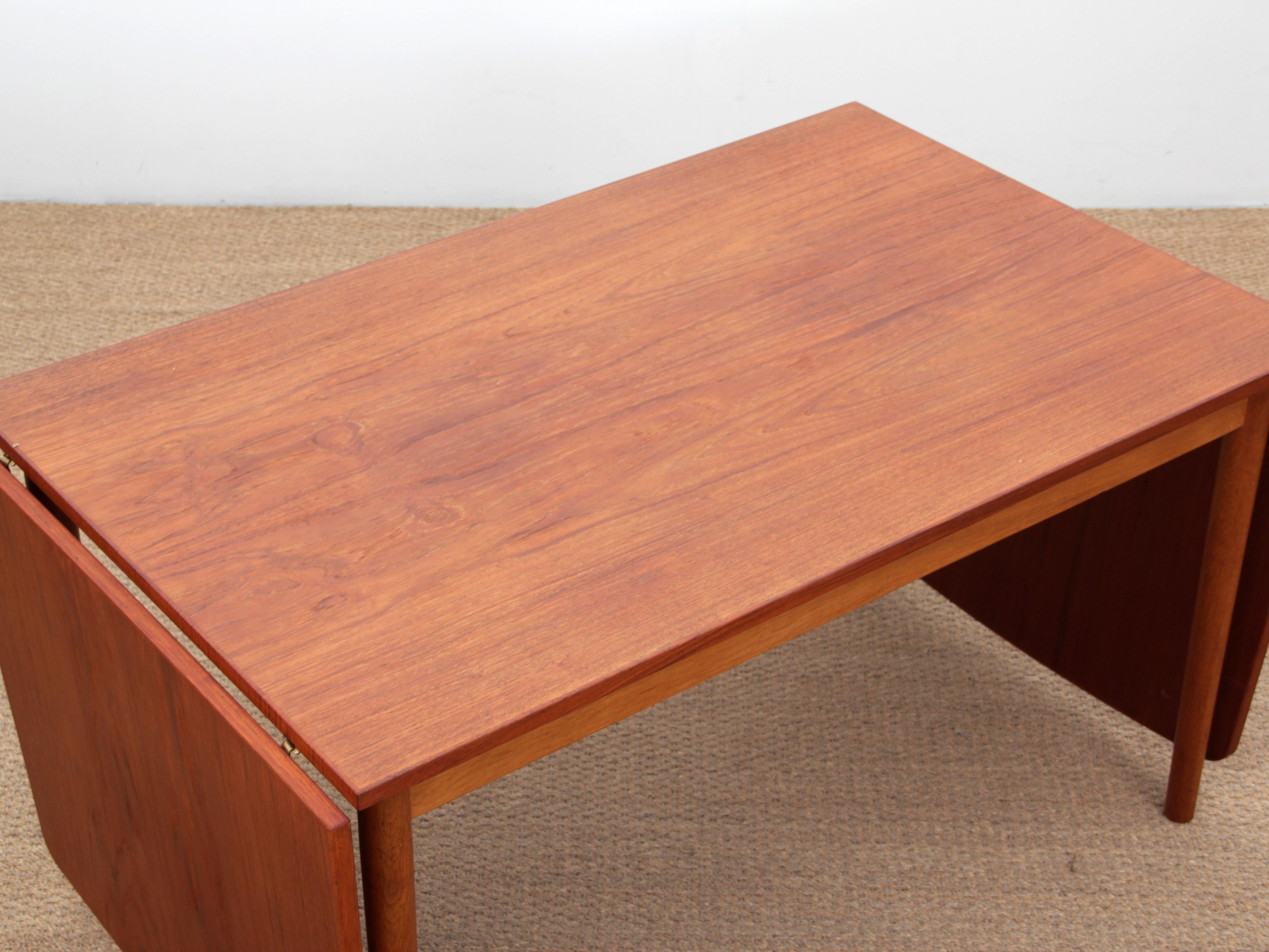 Mid-Century Modern Scandinavian Dining Table with Drop Leaves In Good Condition For Sale In Courbevoie, FR
