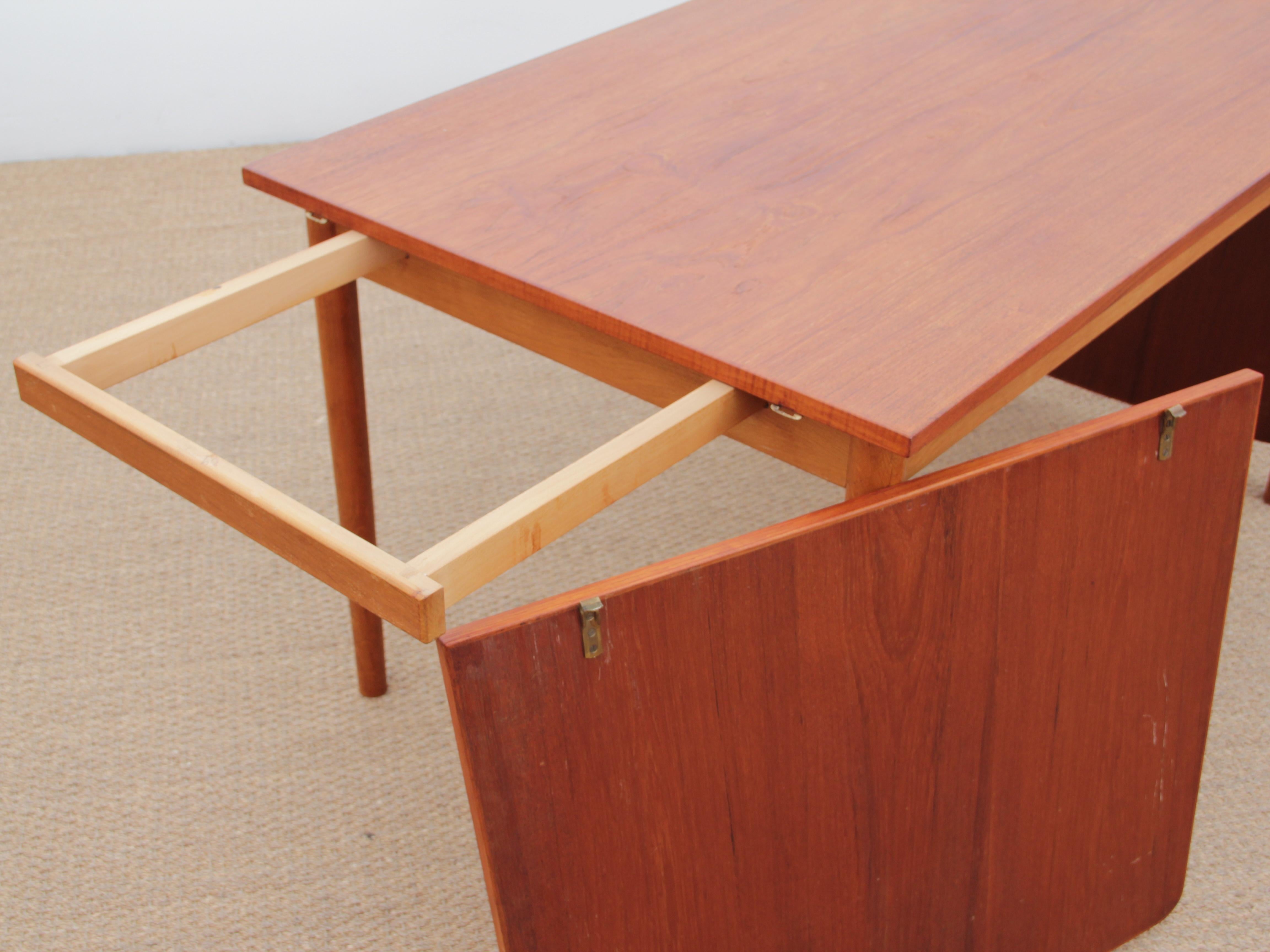 Mid-Century Modern Scandinavian Dining Table with Drop Leaves For Sale 3