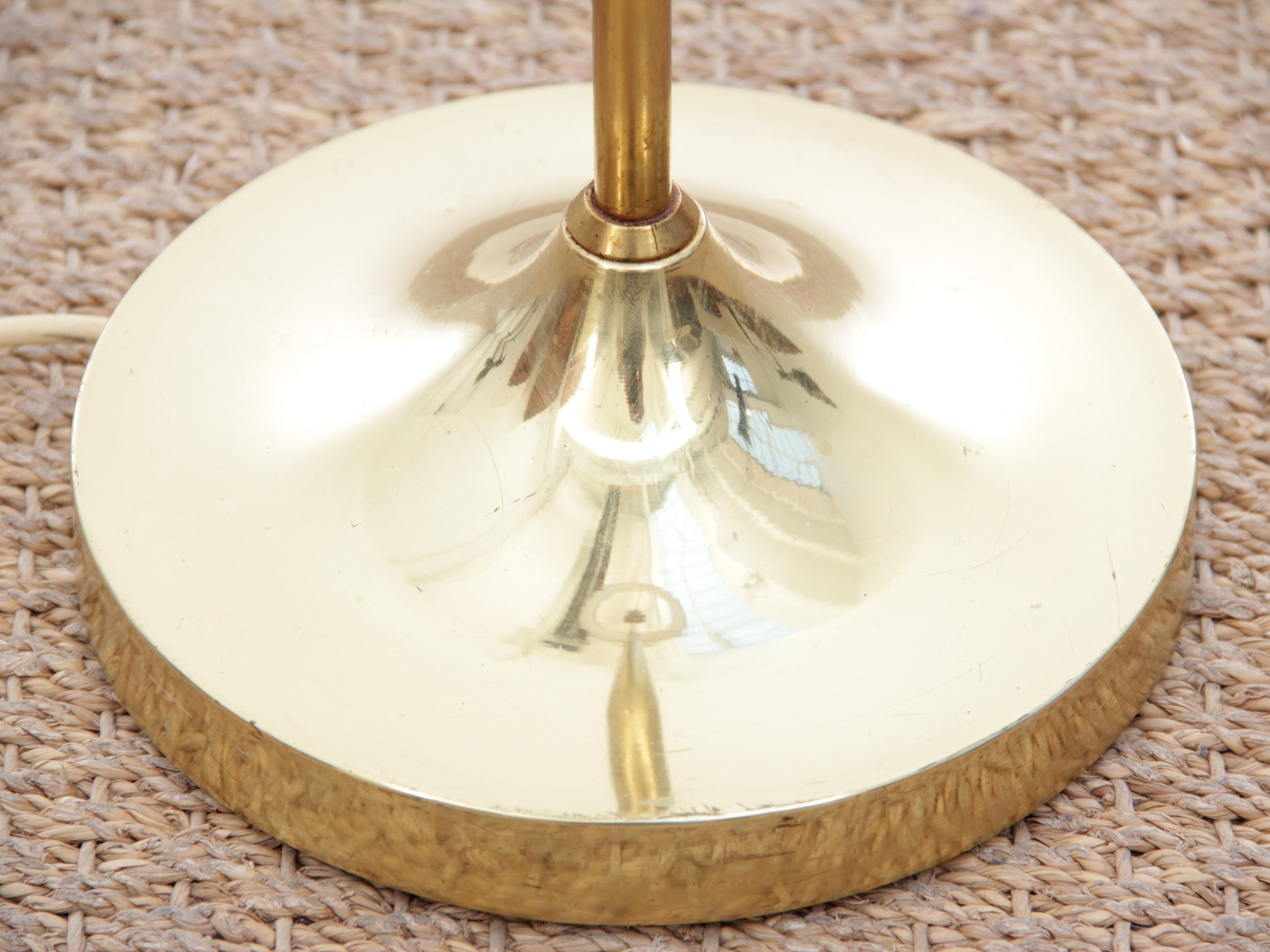 Mid-Century Modern Scandinavian Floor Lamp in Brass In Good Condition For Sale In Courbevoie, FR