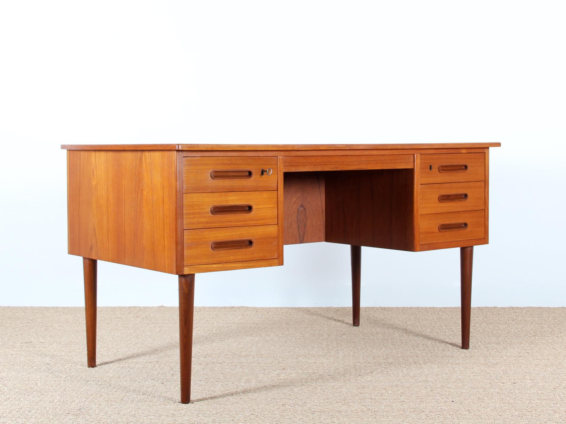 Mid-Century Modern Scandinavian free standing desk in teak. Composed of a long niche in front, and two boxes with 3 drawers. Top is slightly curved. Mounted on 4 tapered legs. Light line for a comfortable desk.