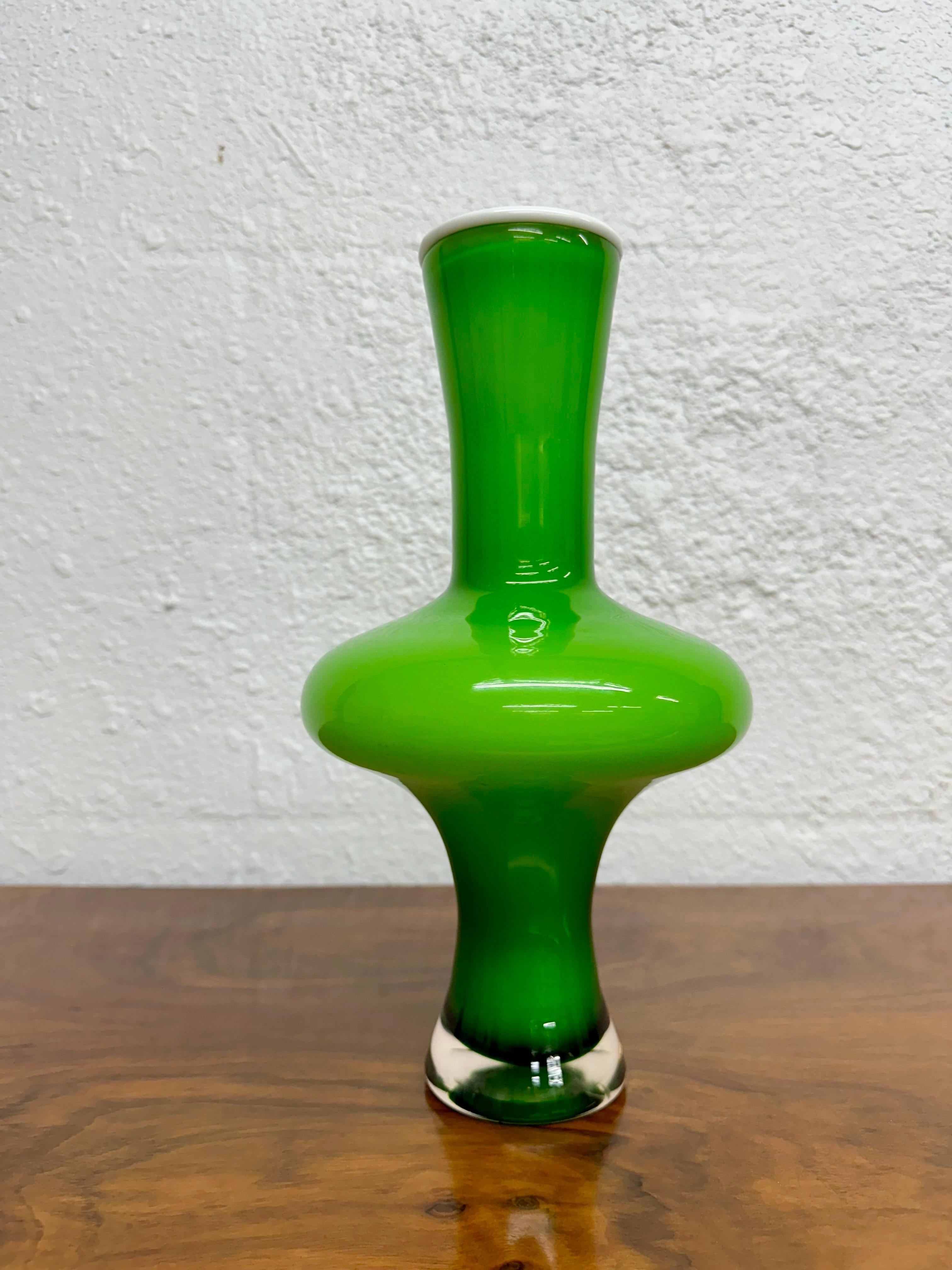 Vaso di vetro artistico scandinavo della metà del secolo scorso. Probabilmente svedese degli anni '60, senza firma o marchio di fabbrica. Vaso in vetro incamiciato con esterno verde lime, interno e bordo bianchi e base trasparente. Ottime condizioni