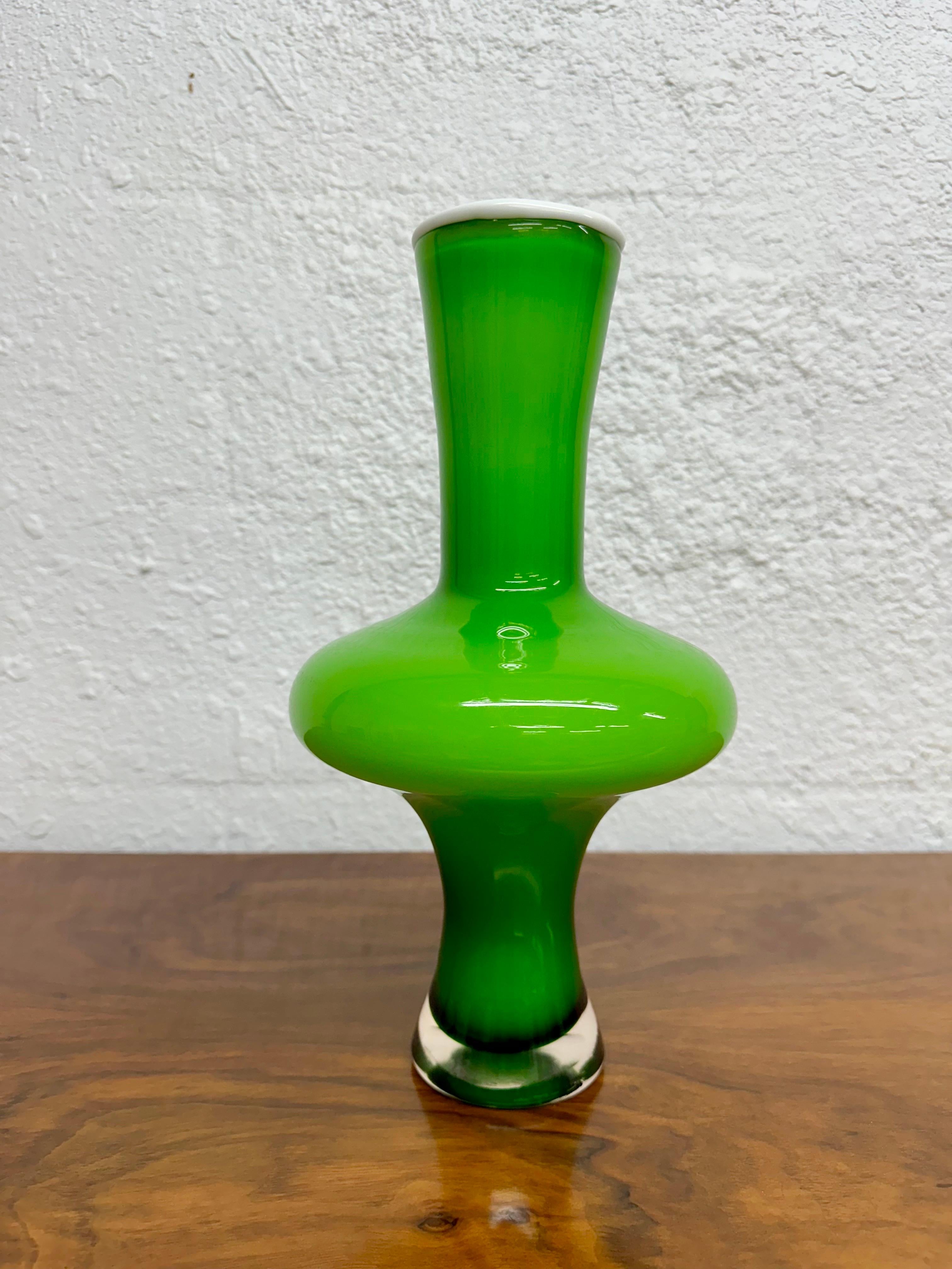 Mid-Century moderno Vaso di vetro con coperchio a cerchio, verde lime e bianco, The Modern Scandinavian, metà secolo. in vendita