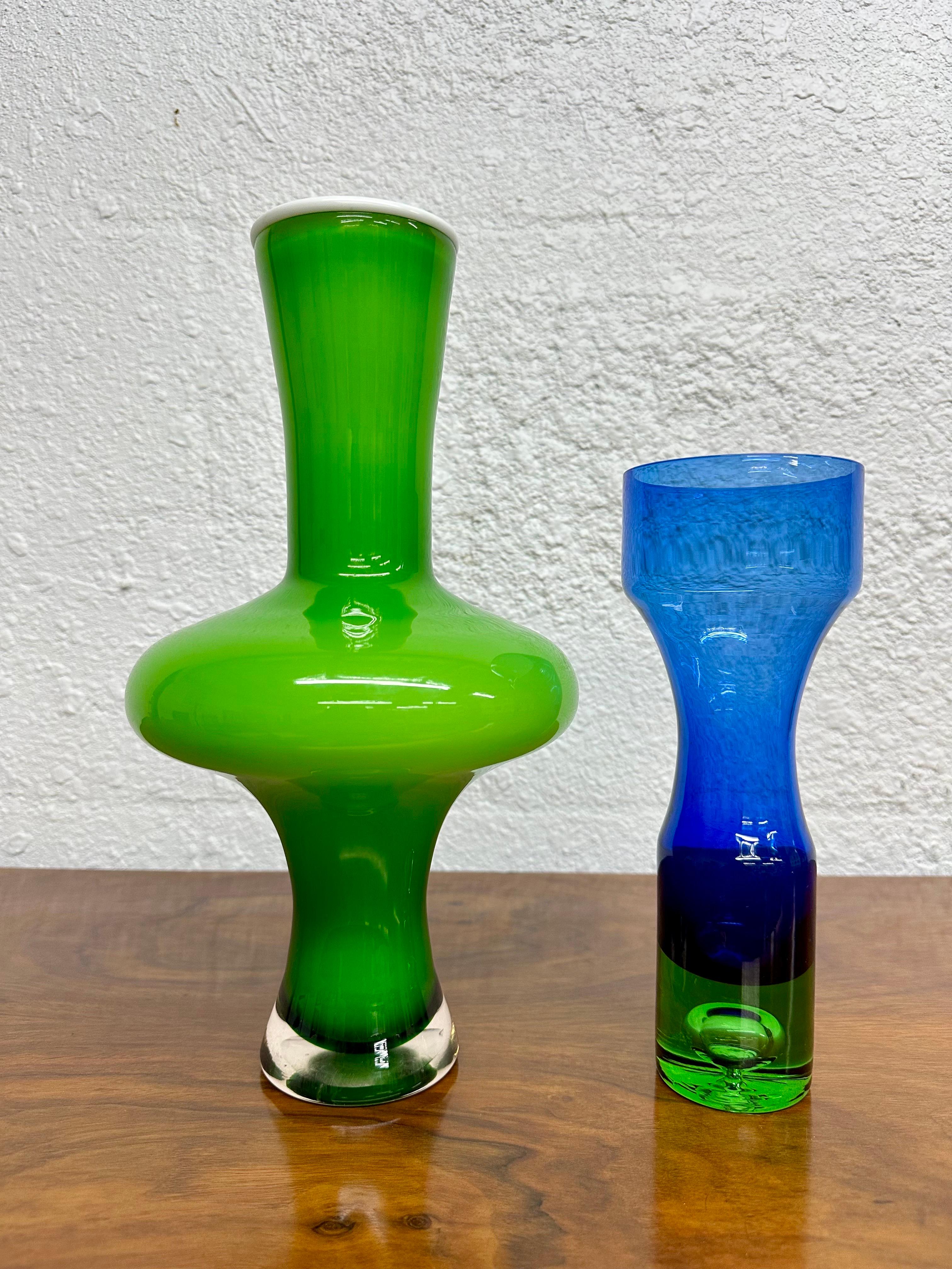 Svedese Vaso di vetro con coperchio a cerchio, verde lime e bianco, The Modern Scandinavian, metà secolo. in vendita