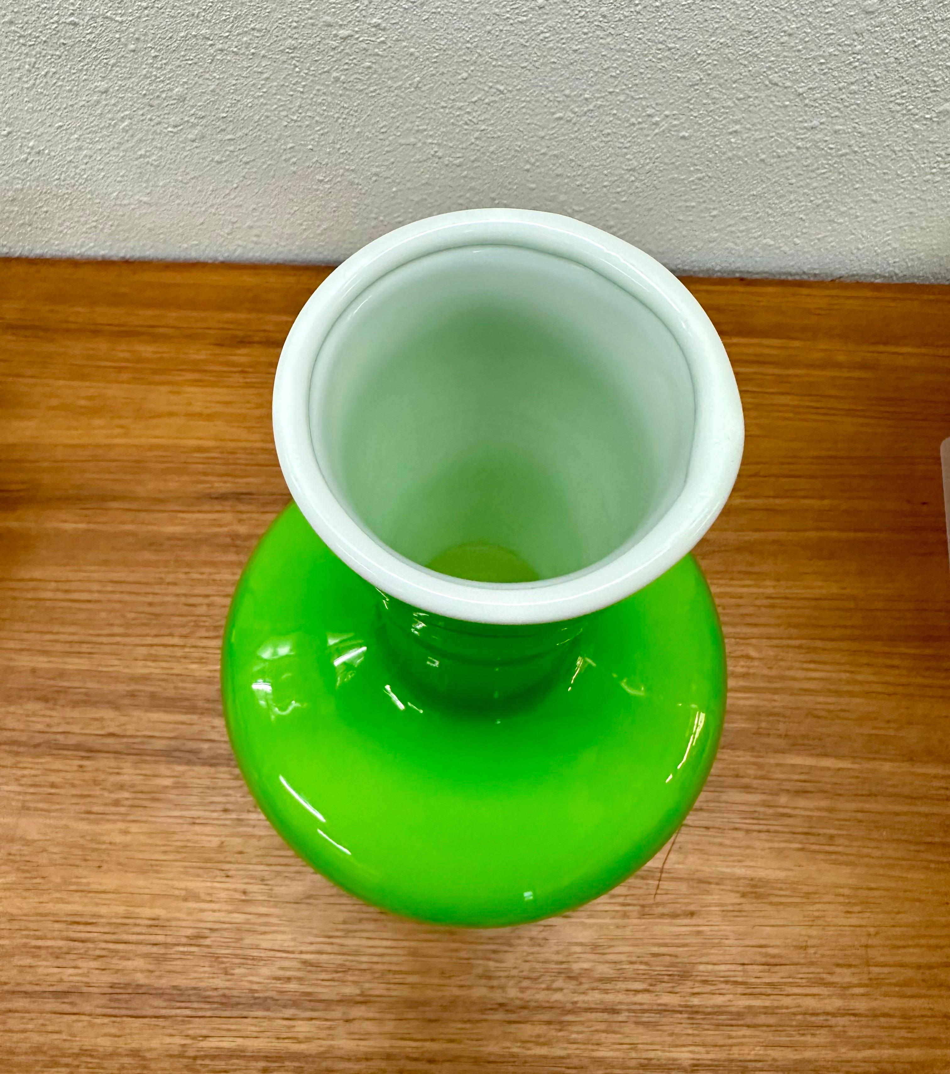 Fatto a mano Vaso di vetro con coperchio a cerchio, verde lime e bianco, The Modern Scandinavian, metà secolo. in vendita