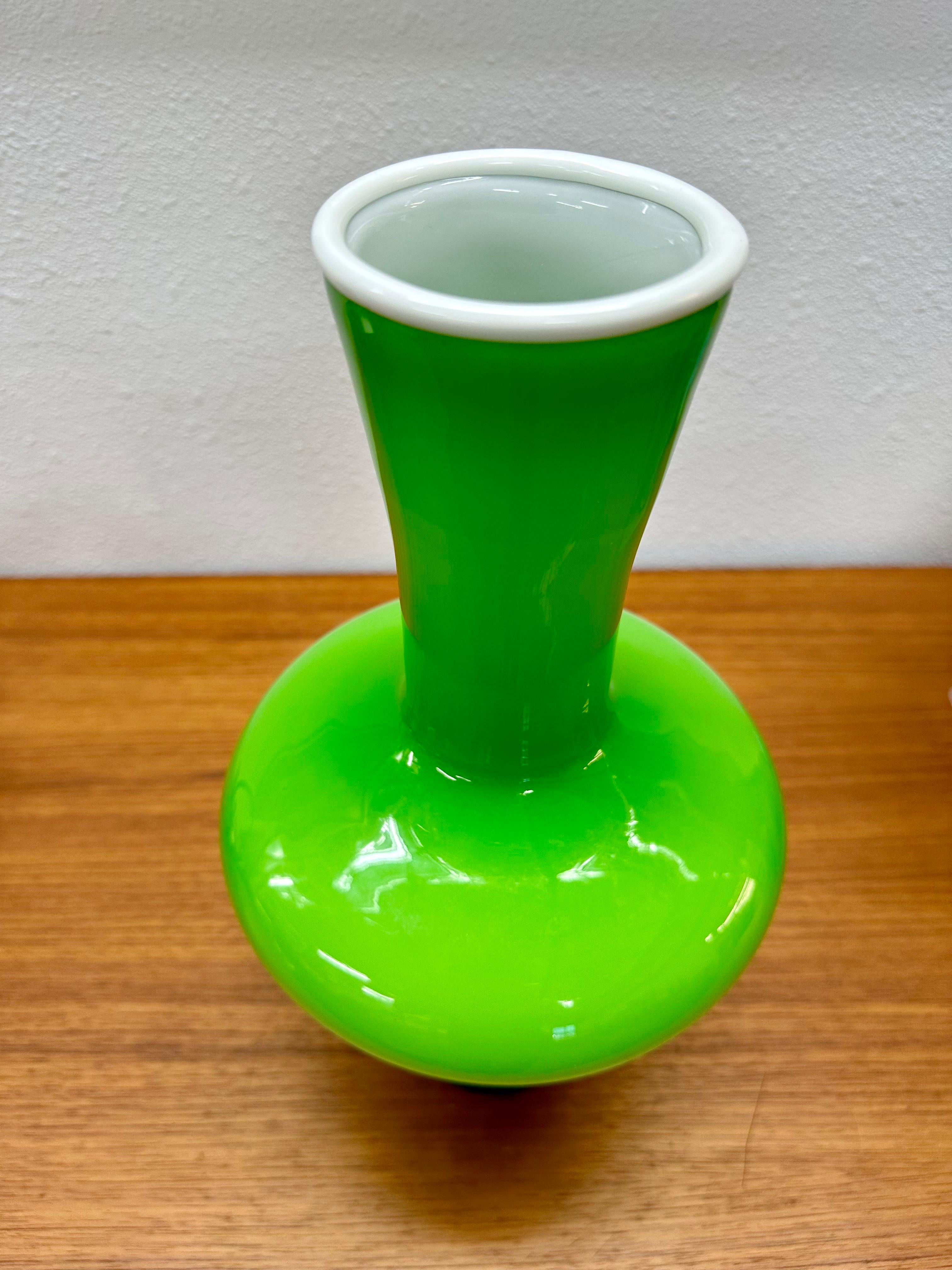 Vaso di vetro con coperchio a cerchio, verde lime e bianco, The Modern Scandinavian, metà secolo. In condizioni buone in vendita a Lutz, FL