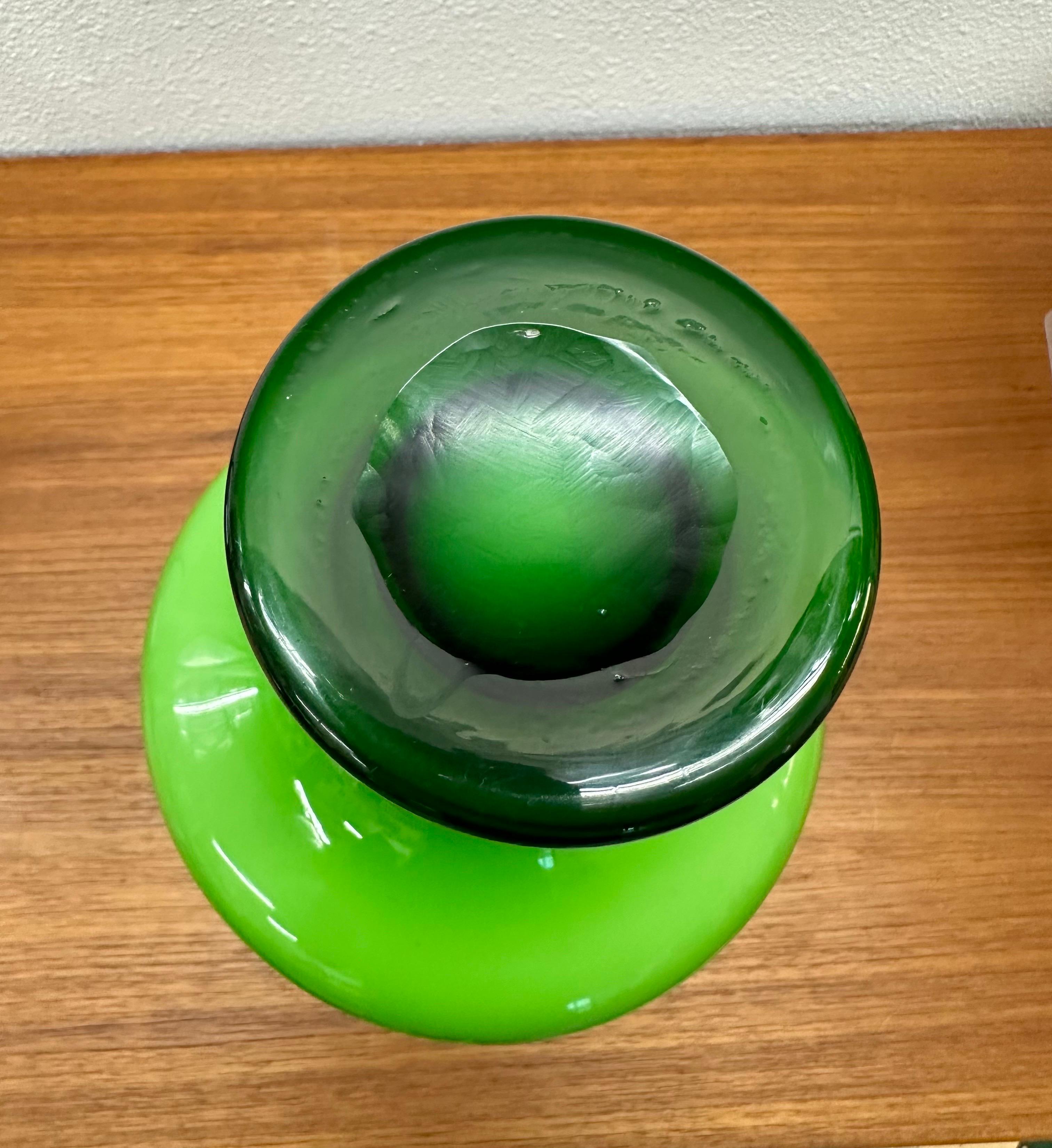 XX secolo Vaso di vetro con coperchio a cerchio, verde lime e bianco, The Modern Scandinavian, metà secolo. in vendita