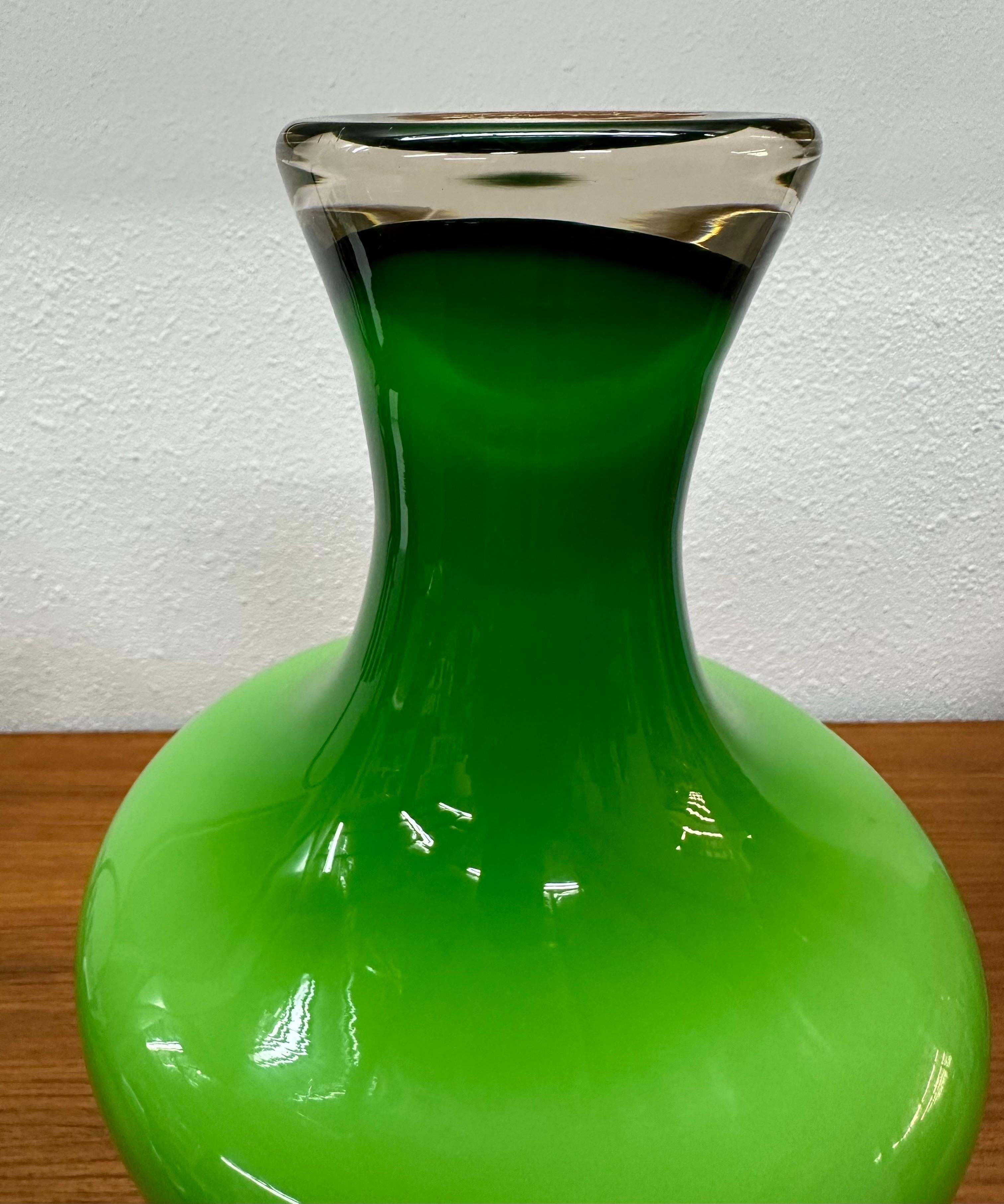 Vetro artistico Vaso di vetro con coperchio a cerchio, verde lime e bianco, The Modern Scandinavian, metà secolo. in vendita