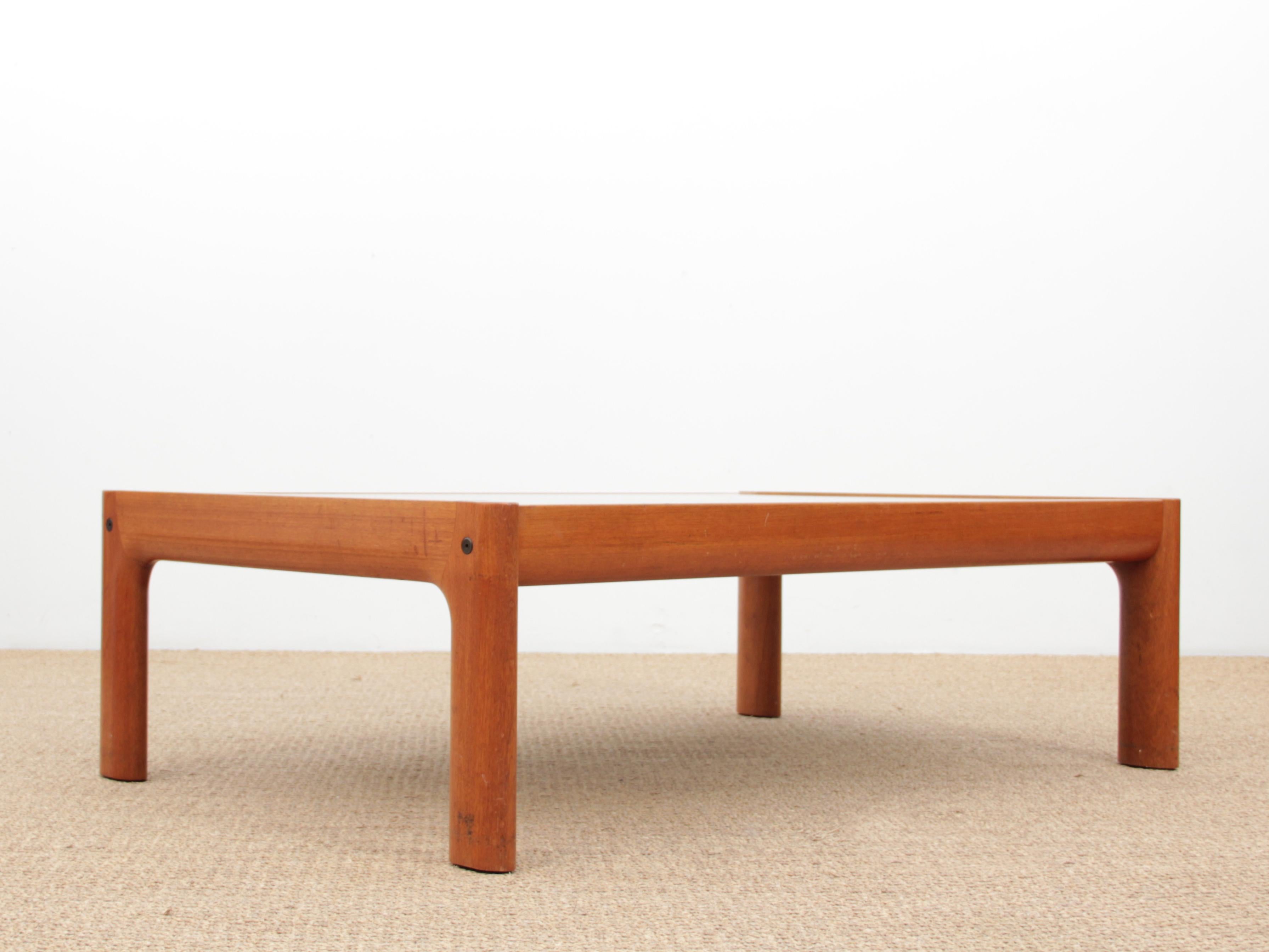 Grande table basse scandinave moderne du milieu du siècle en teck et verre noir.