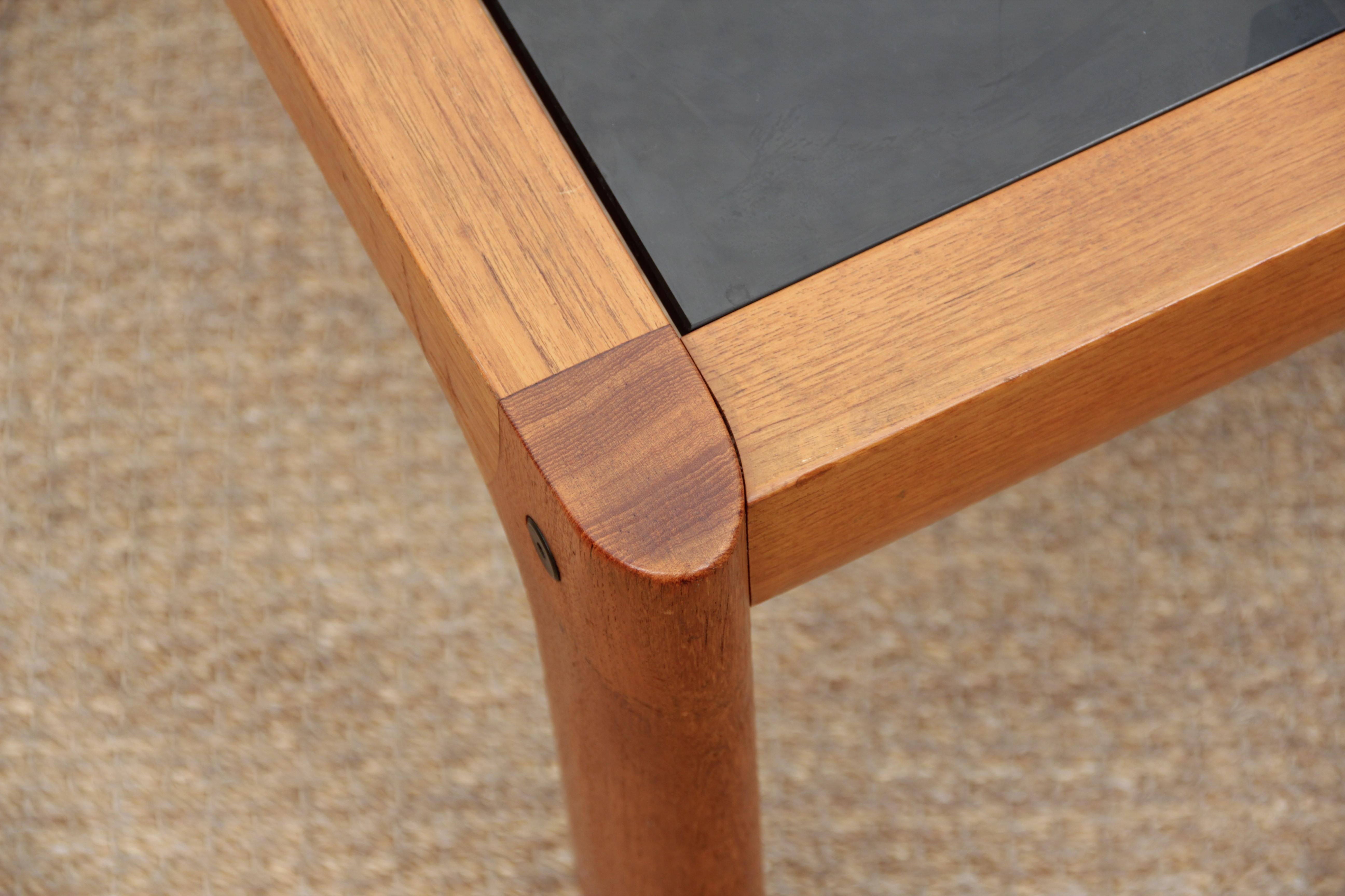 Scandinave Grande table basse scandinave moderne du milieu du siècle en teck et verre noir en vente
