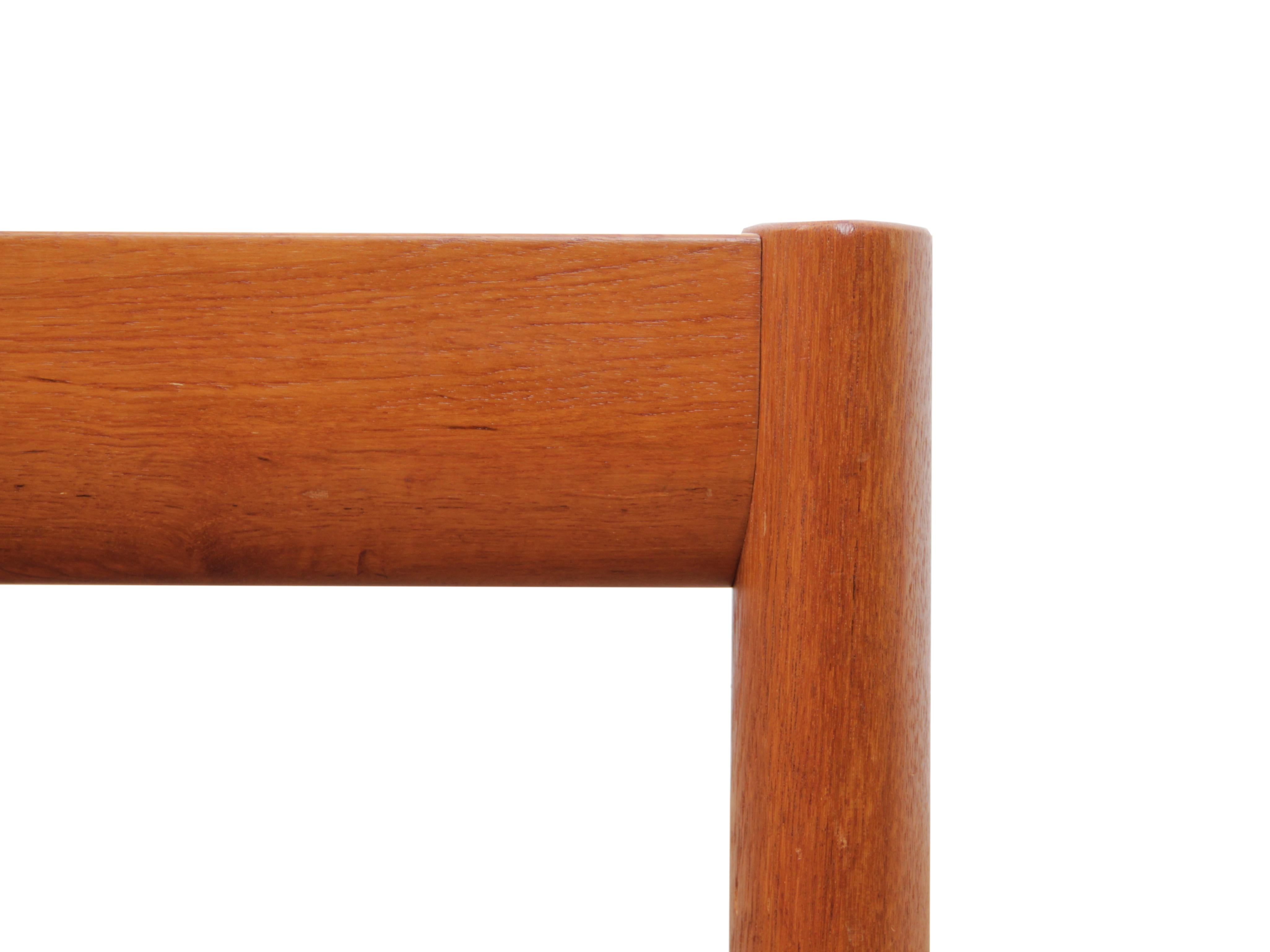Fin du 20e siècle Grande table basse scandinave moderne du milieu du siècle en teck et verre noir en vente