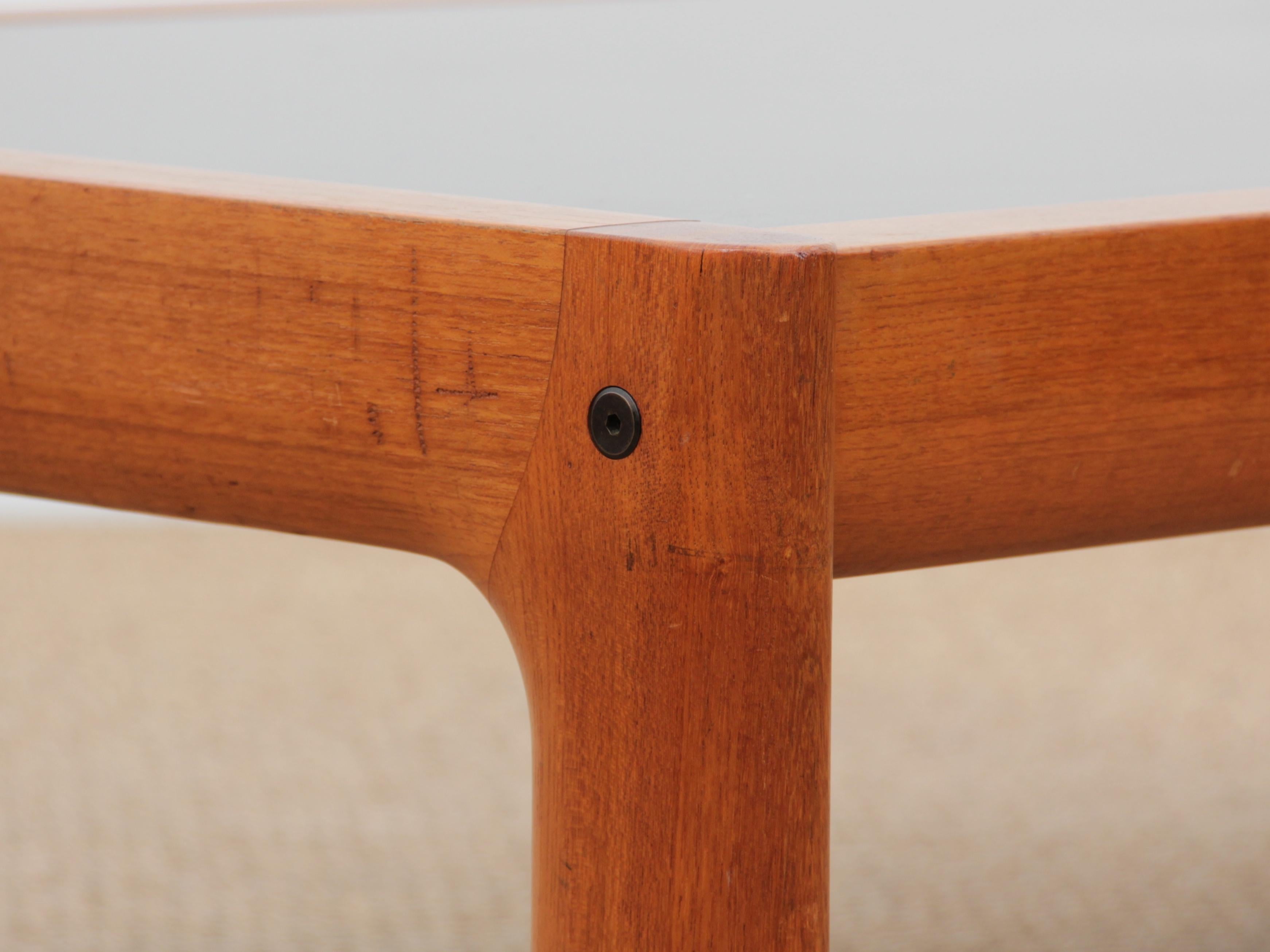Teck Grande table basse scandinave moderne du milieu du siècle en teck et verre noir en vente