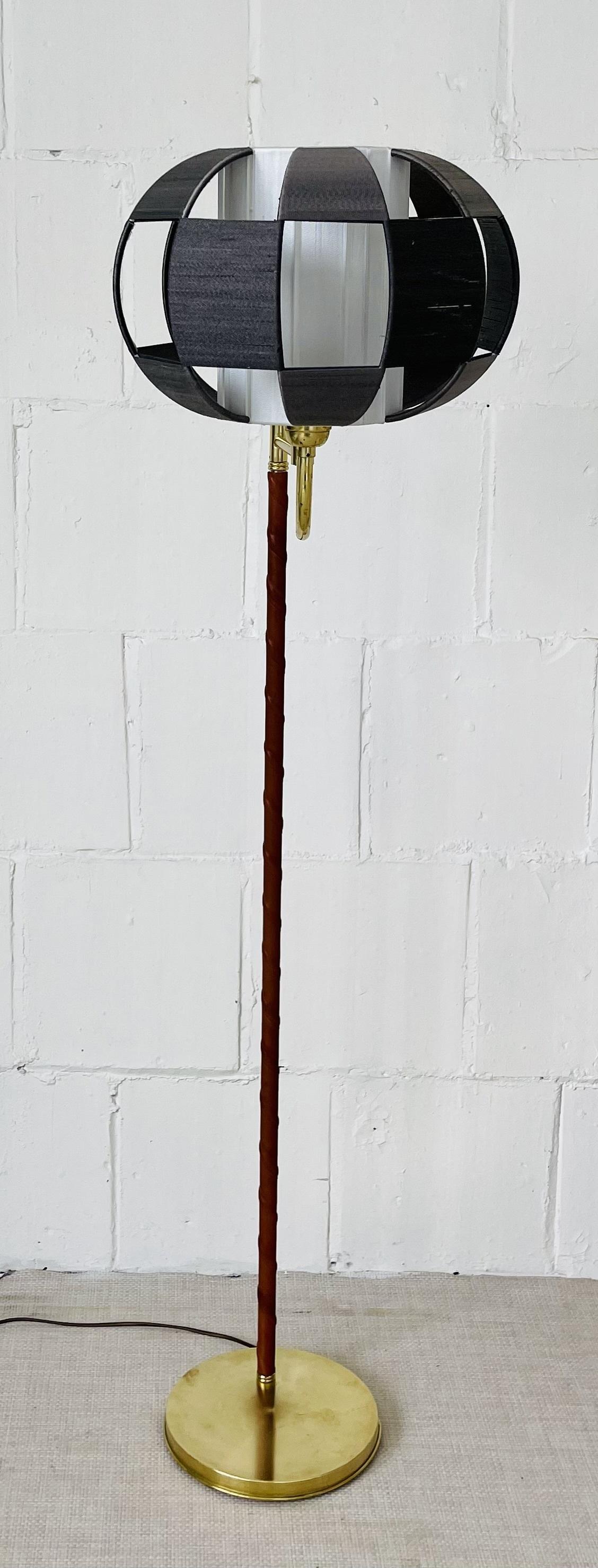 The Modern Scandinavian, Stehlampe mit Leder umwickelt, Mitte des Jahrhunderts
 
Entworfen Moderne Stehleuchte in organischer Form, hergestellt von EWA in Schweden. Die modernistische Stehleuchte hat eine Kugel, die sich auf einem c-förmigen Hals