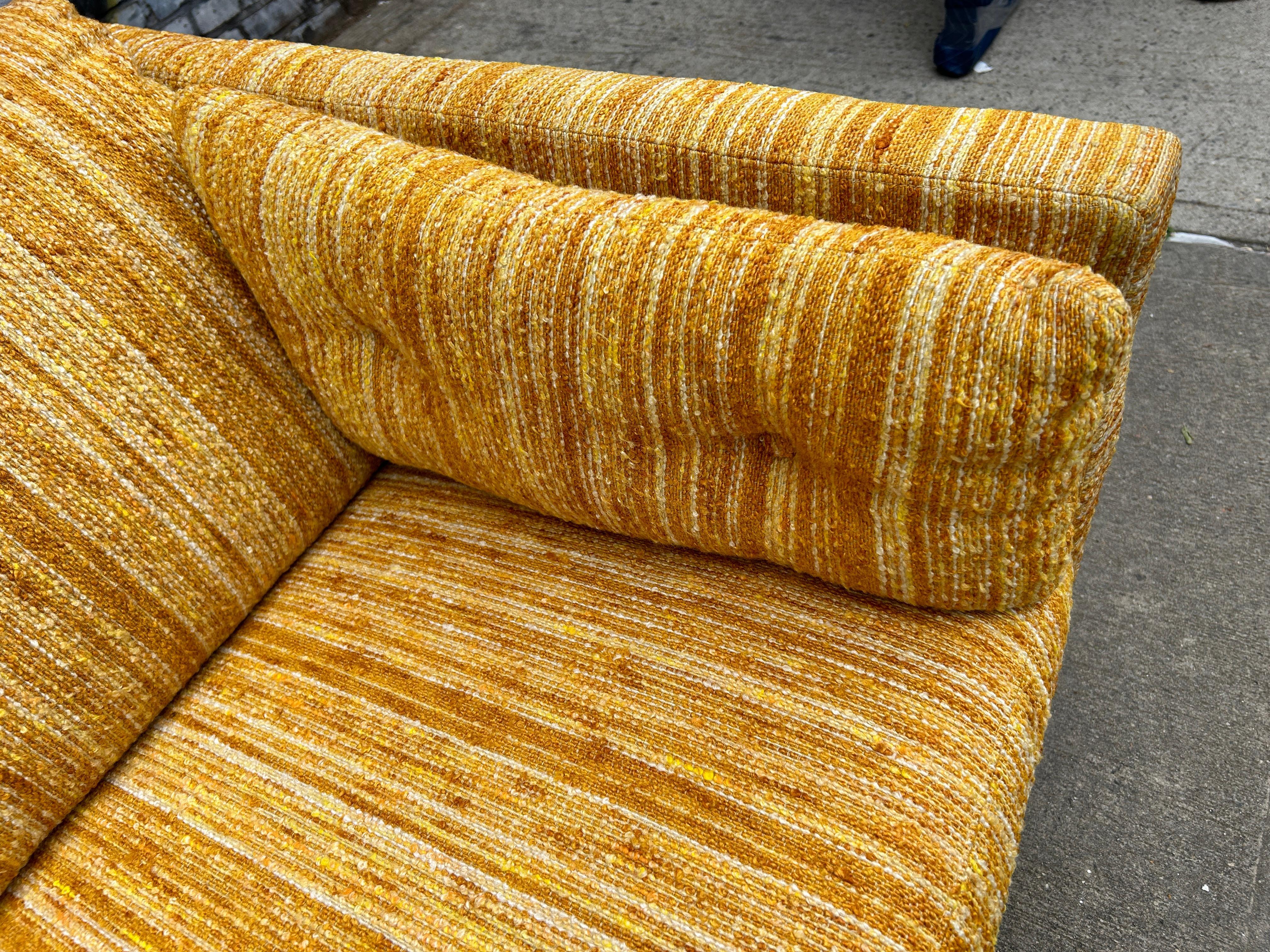 Mid-Century Modern Skandinavisch Lang Niedrig 4 Sitz Gelb Tweed Sofa Couch von DUX (Holzarbeit) im Angebot