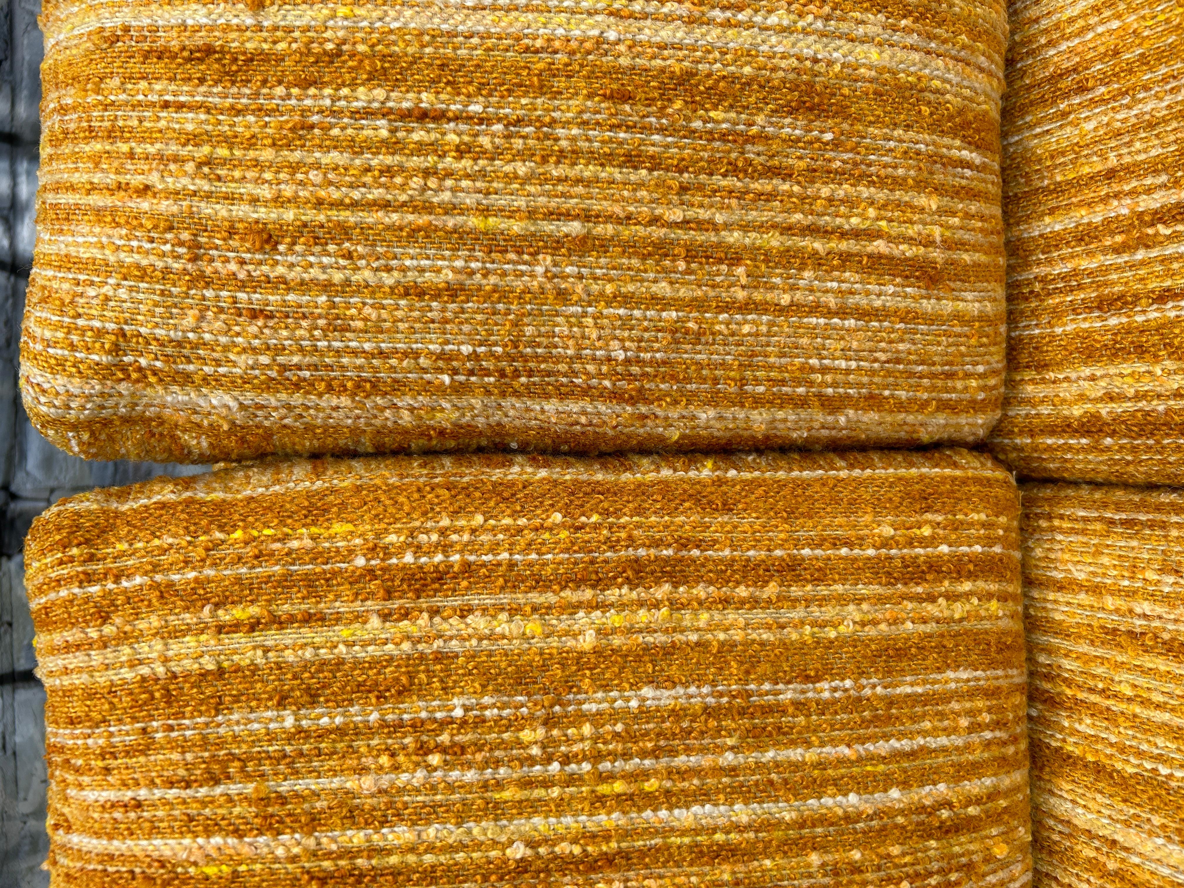Skandinavische lange gelbe Mid-Century-Modern-Sofakommode mit 4 Sitzen aus Tweed von DUX im Zustand „Gut“ im Angebot in BROOKLYN, NY