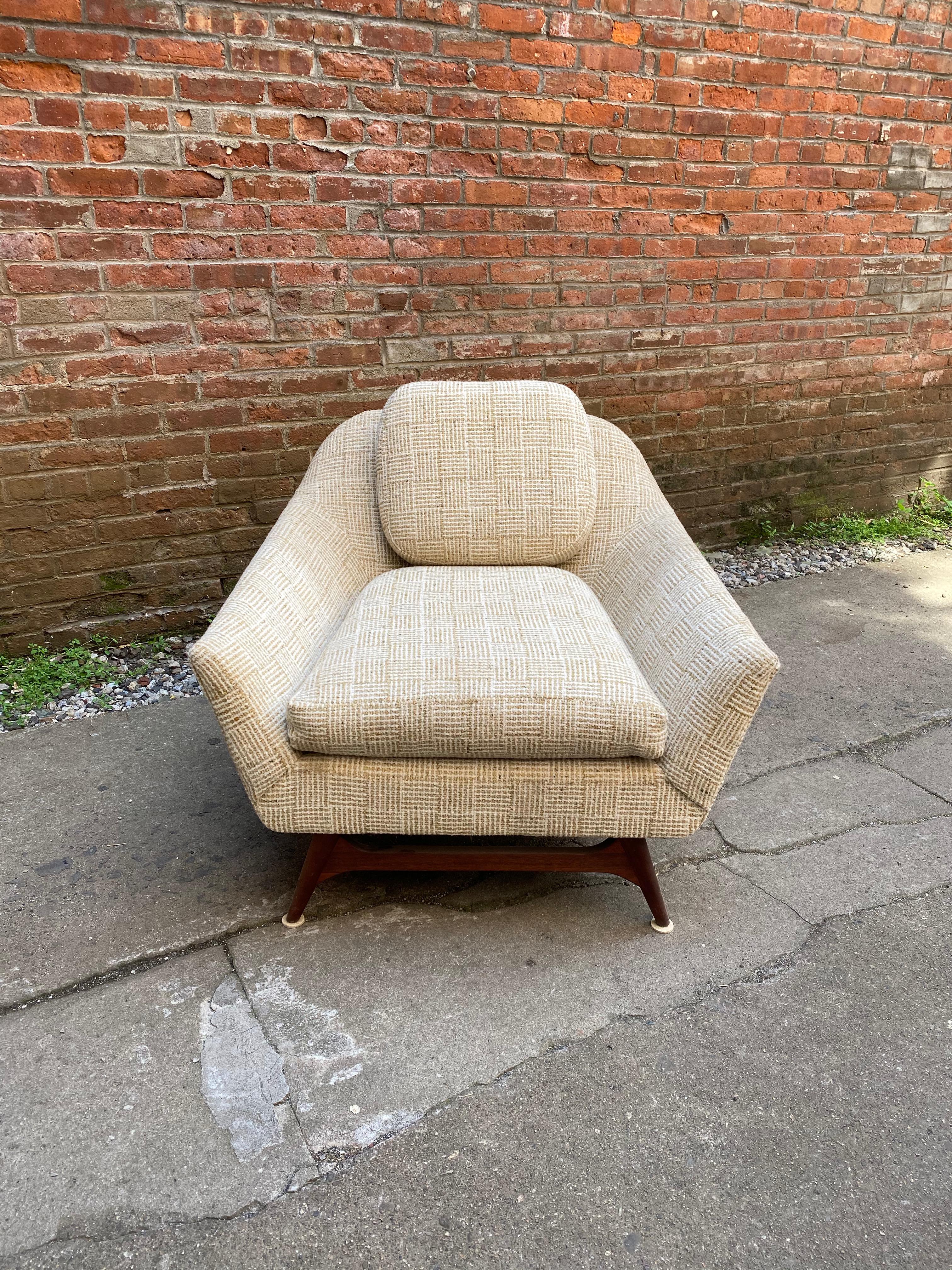 Purchased at Scandi Haus back in 1965 with one owner. This lounge chair is immaculate. Re-upholstered in the late 1970s with a highly textured neutral textile. Solid walnut flared leg with stretcher base. Built for comfort.

Measures: