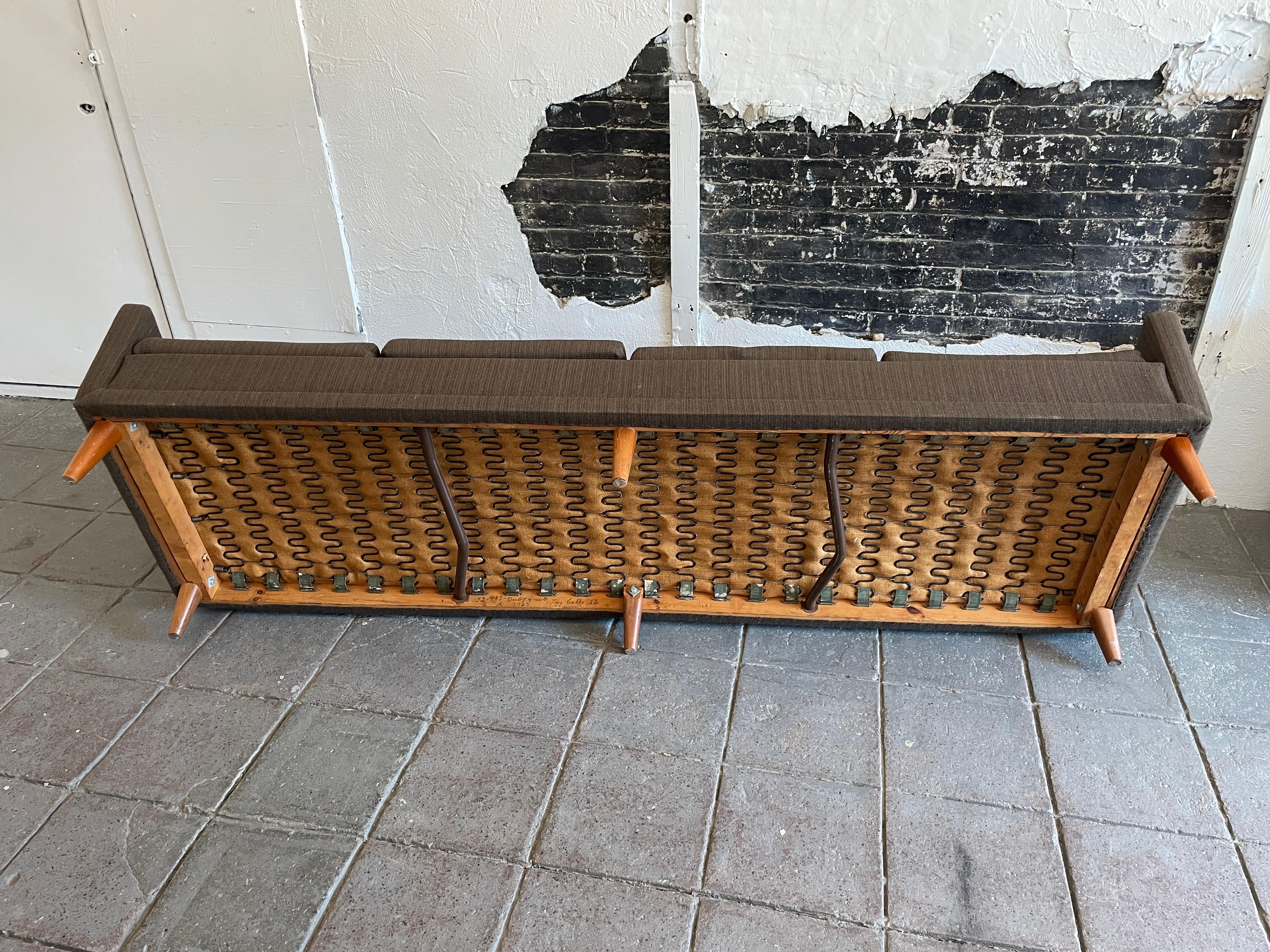 Mid-Century Modern Skandinavisch niedrig 4 Sitz Brown Sofa Couch von DUX 1