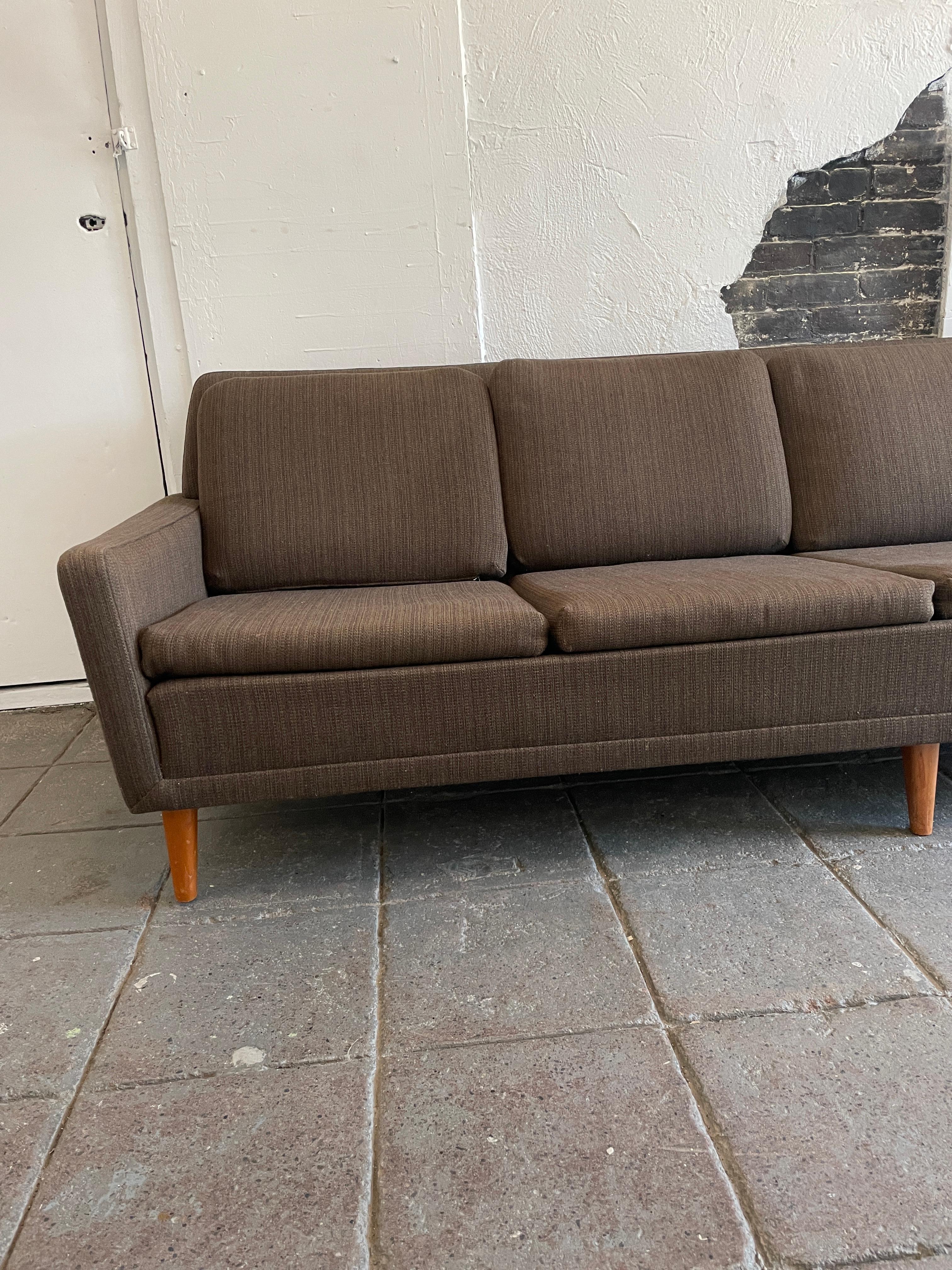 Falegnameria Divano scandinavo basso a 4 posti di metà secolo di DUX in vendita