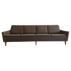 Mid-Century Modern Skandinavisch niedrig 4 Sitz Brown Sofa Couch von DUX