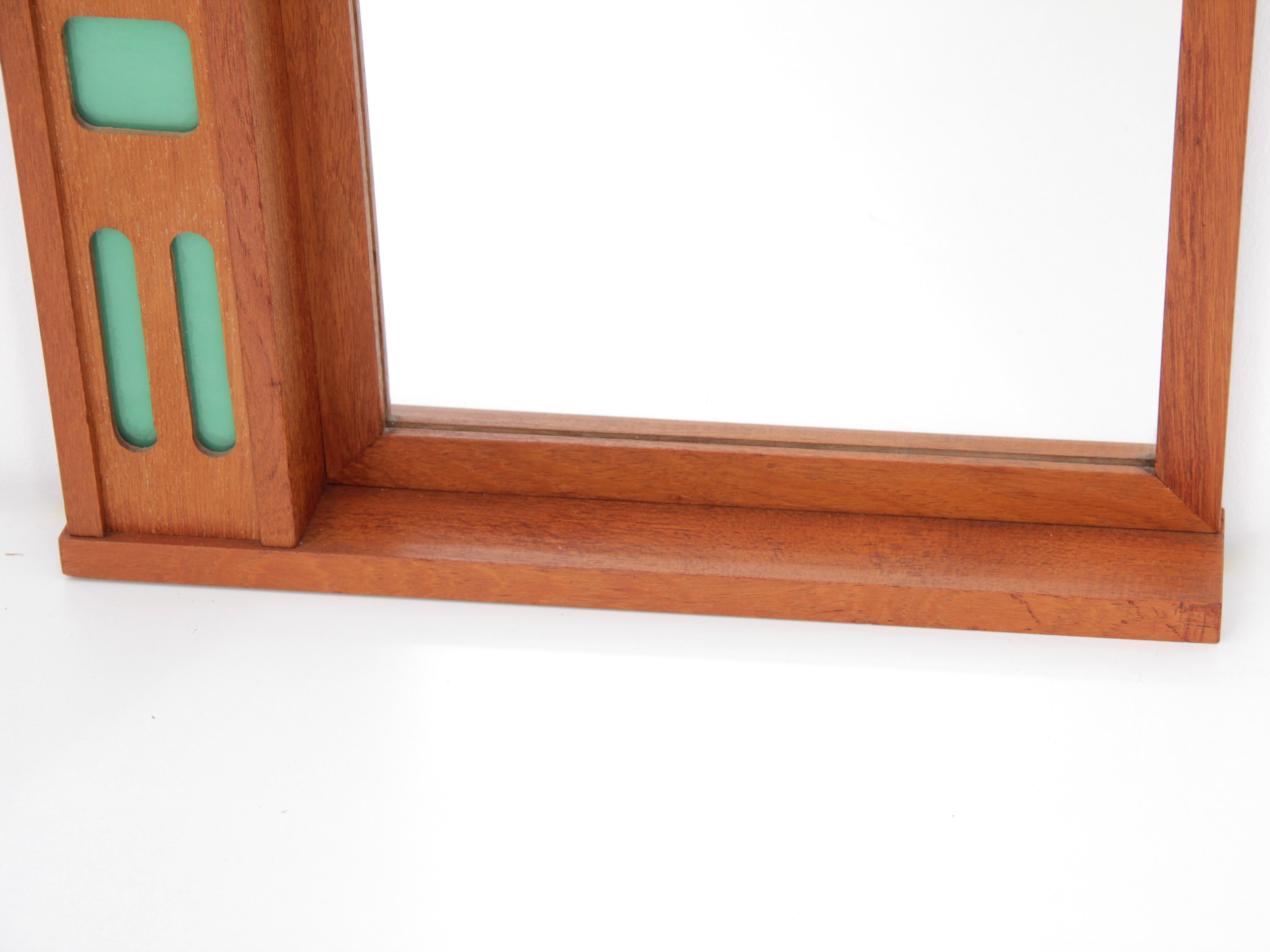 Specchio scandinavo moderno di metà secolo in teak, con luce in vendita 2