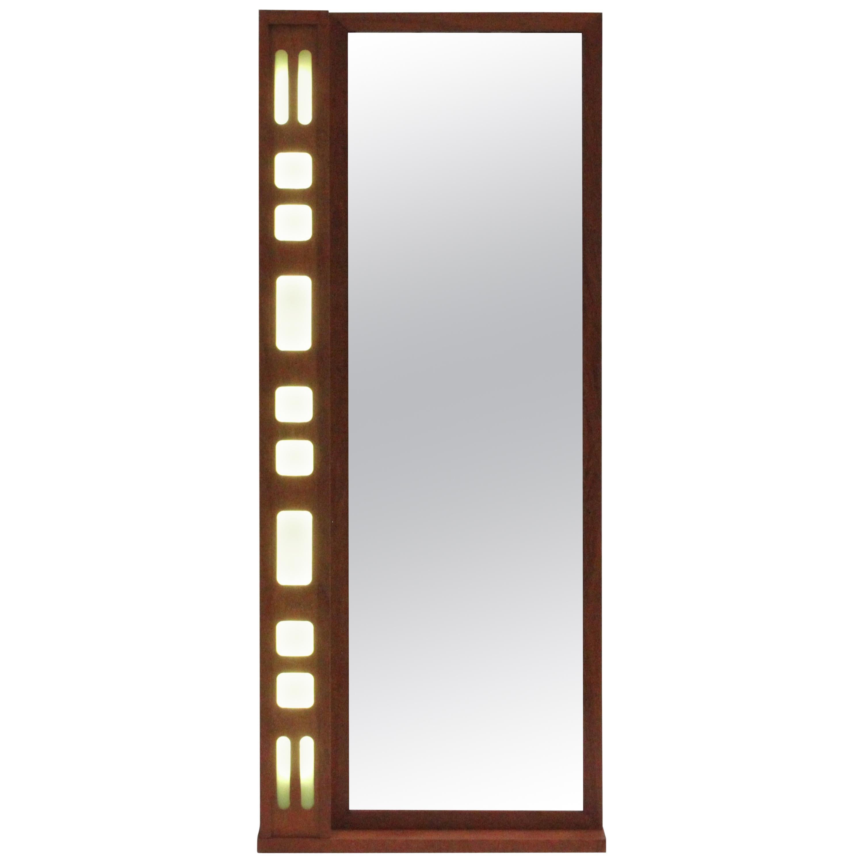 Miroir scandinave moderne du milieu du siècle dernier en teck, avec lumière en vente