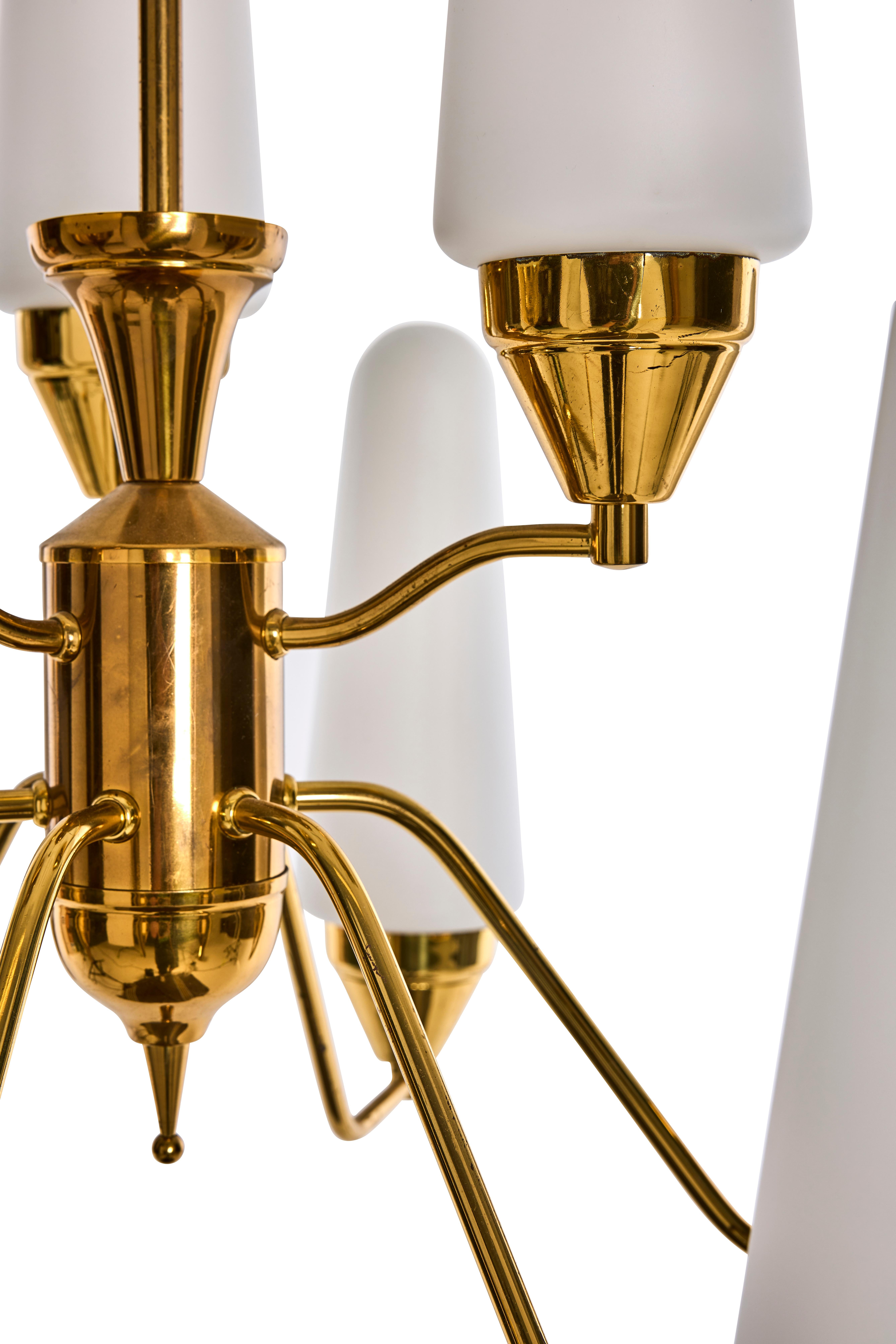 Svedese Lampadario moderno di metà secolo, The Modern Scandinavian Modern in ottone e vetro opalino in vendita