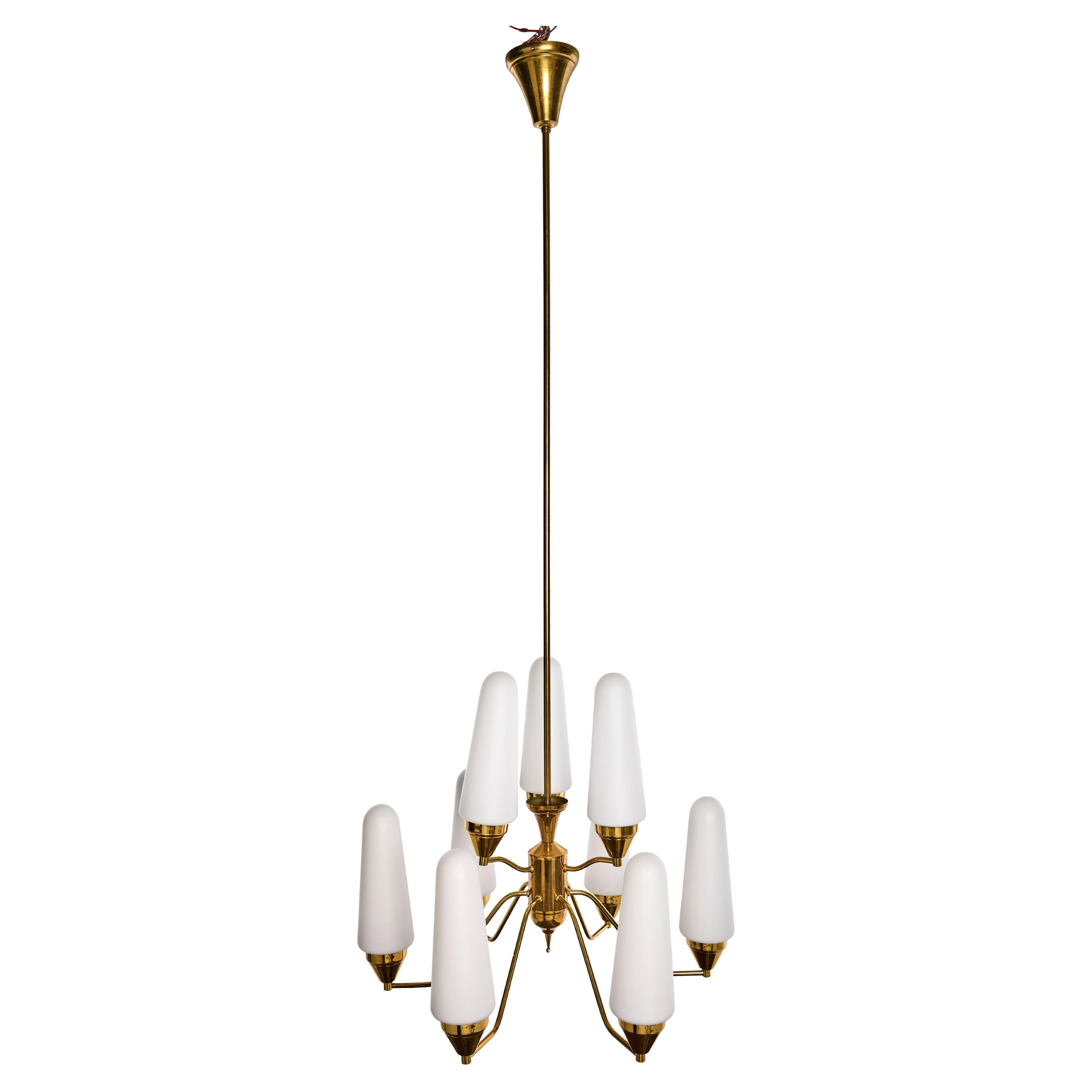 Introduci un tocco di eleganza moderna di metà secolo nel tuo spazio con questo splendido lampadario scandinavo. Realizzato con una meticolosa attenzione ai dettagli, questo lampadario combina il fascino senza tempo dell'ottone con la luce morbida e
