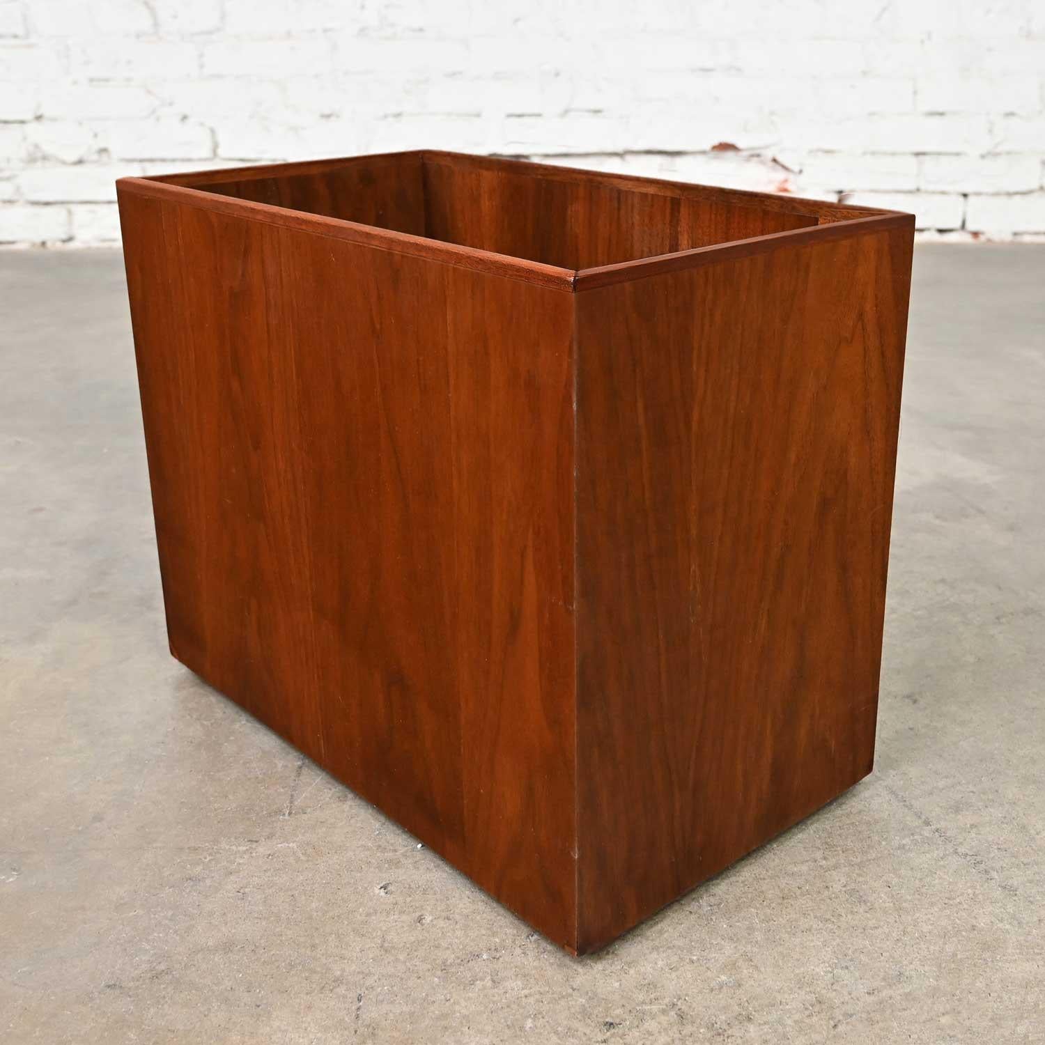 Lovely vintage Mid-Century Modern Scandinavian Modern walnut magazine or file box. Beautiful condition, keeping in mind that this is vintage and not new so will have signs of use and wear. No outstanding flaws. It has been Danish oiled. Please see