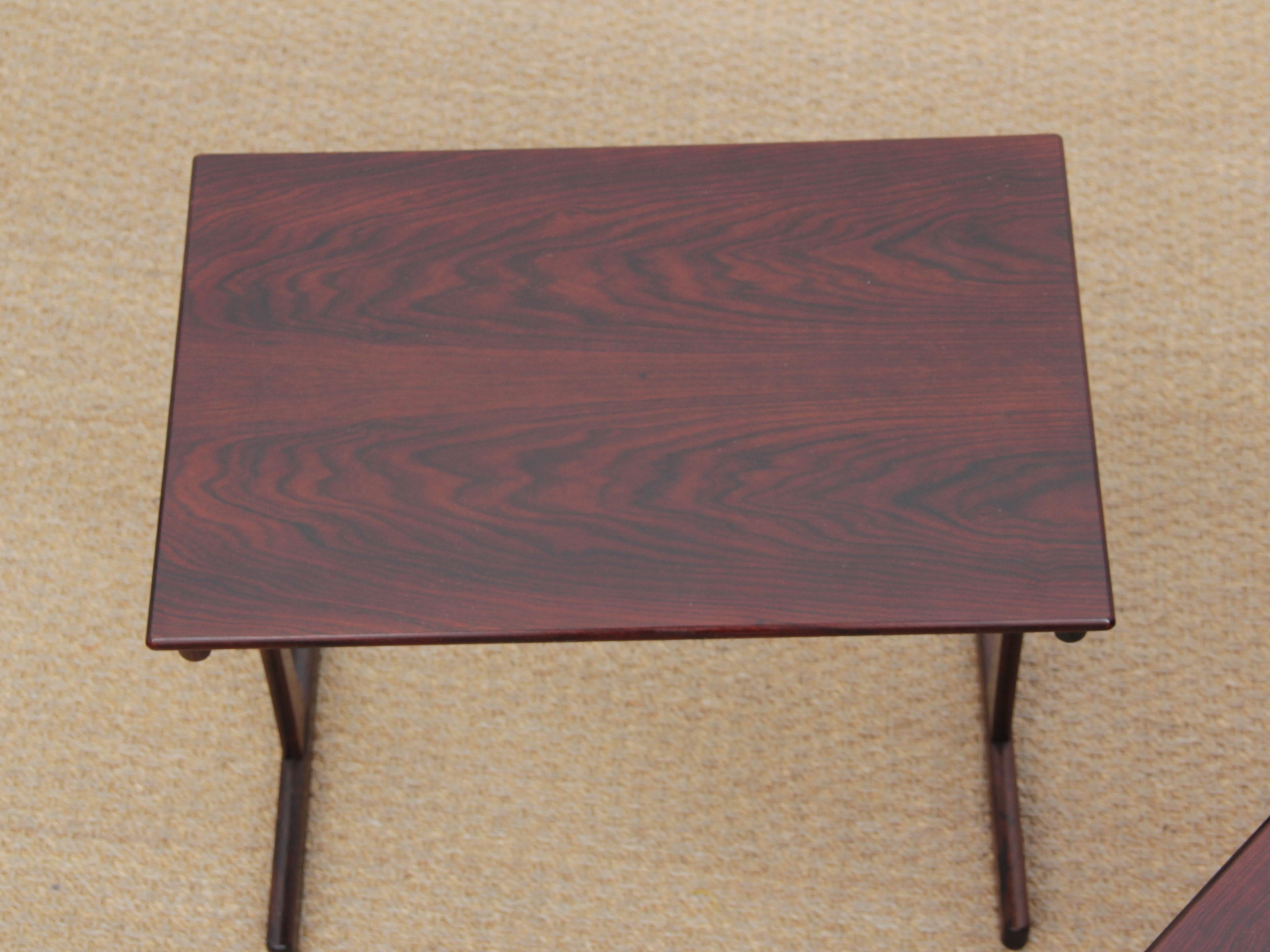 Mid-Century Modern Scandinavian Nesting Tables in Rosewood In Good Condition For Sale In Courbevoie, FR