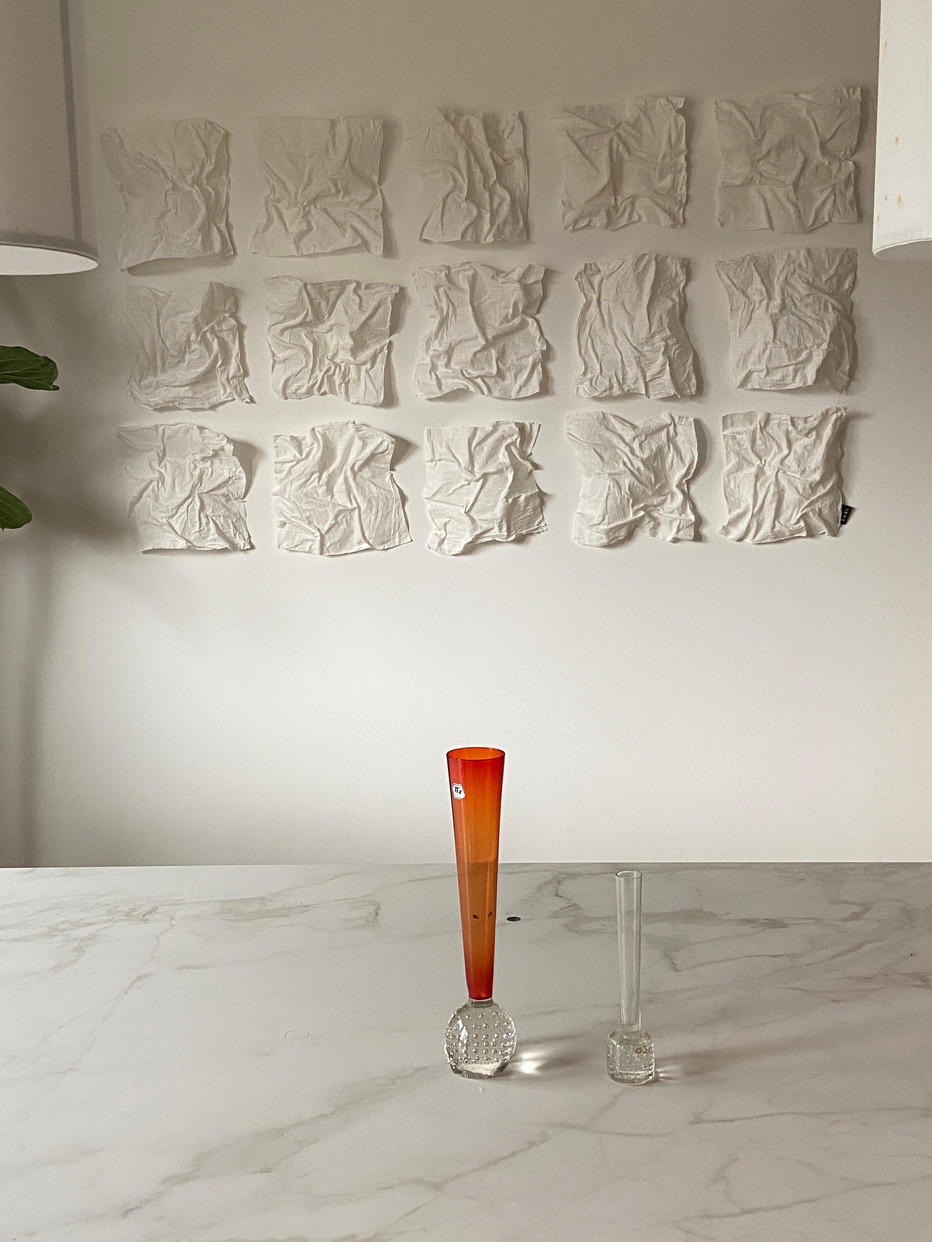 20ième siècle Vases à tige unique de style scandinave moderne du milieu du siècle dernier, de couleur orange et rouge en vente