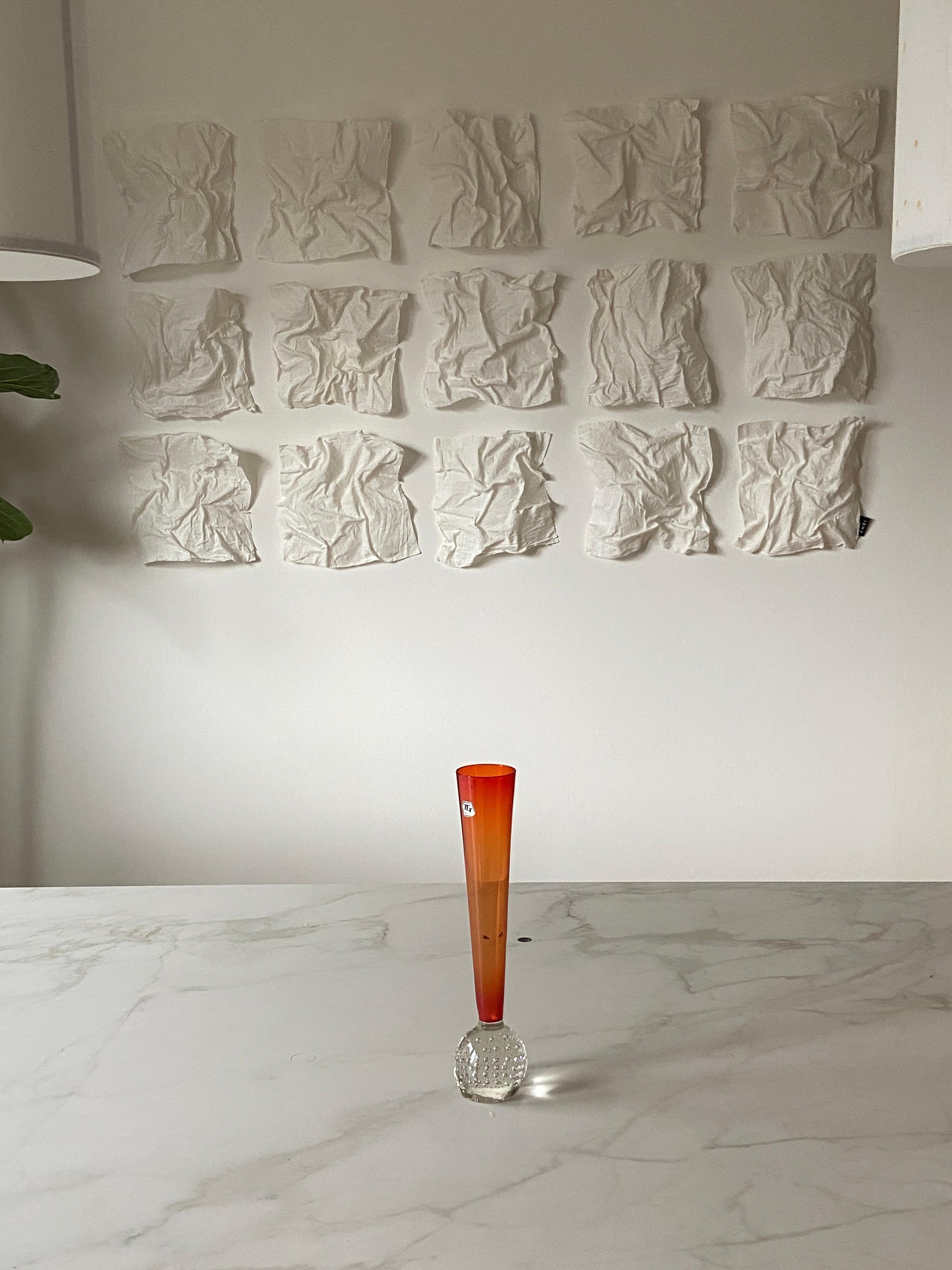 Verre Vases à tige unique de style scandinave moderne du milieu du siècle dernier, de couleur orange et rouge en vente