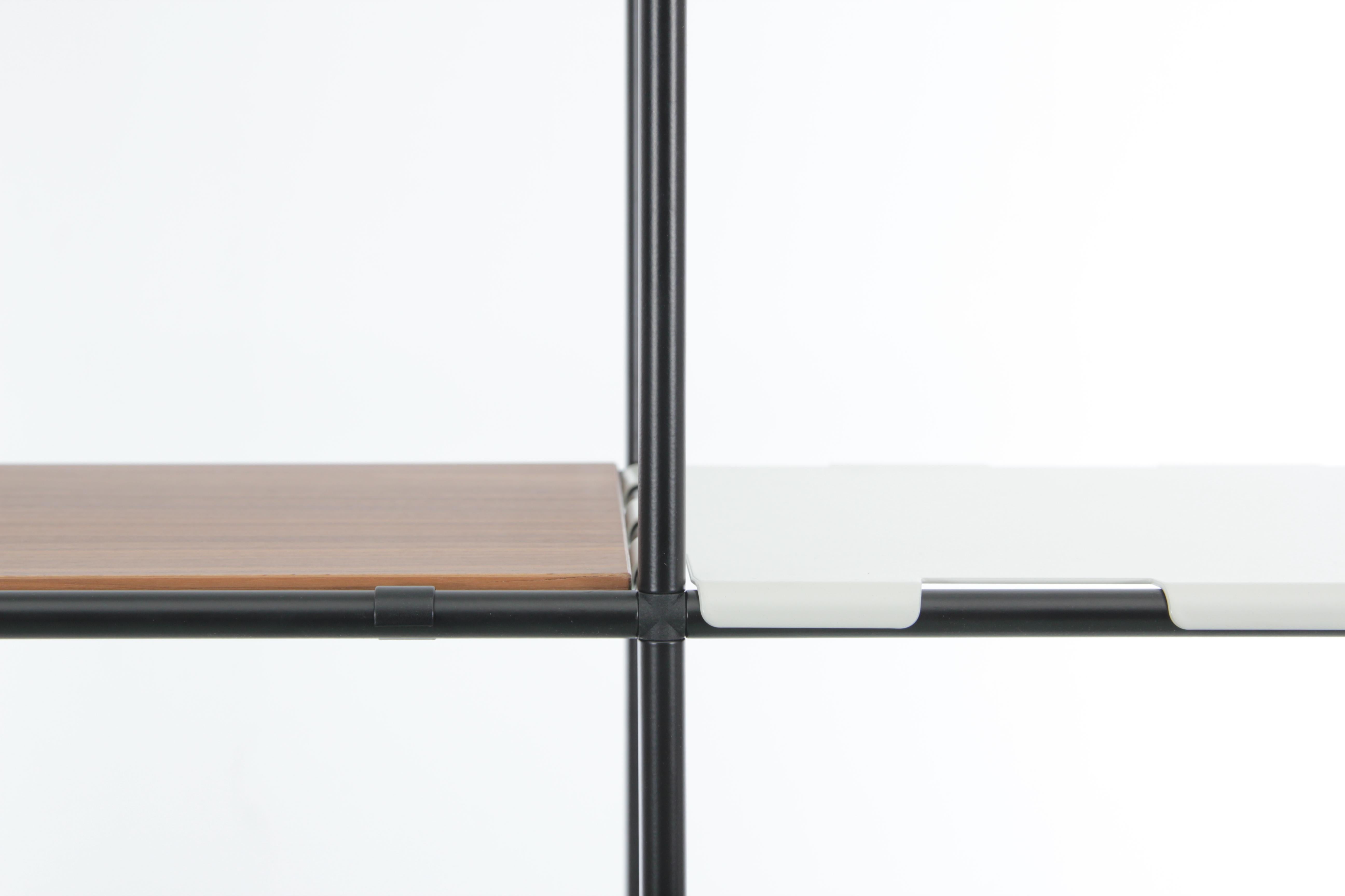 Original skandinavisches Original-Regal aus Nussbaum und lackiertem Stahl, Mid-Century Modern im Angebot 2