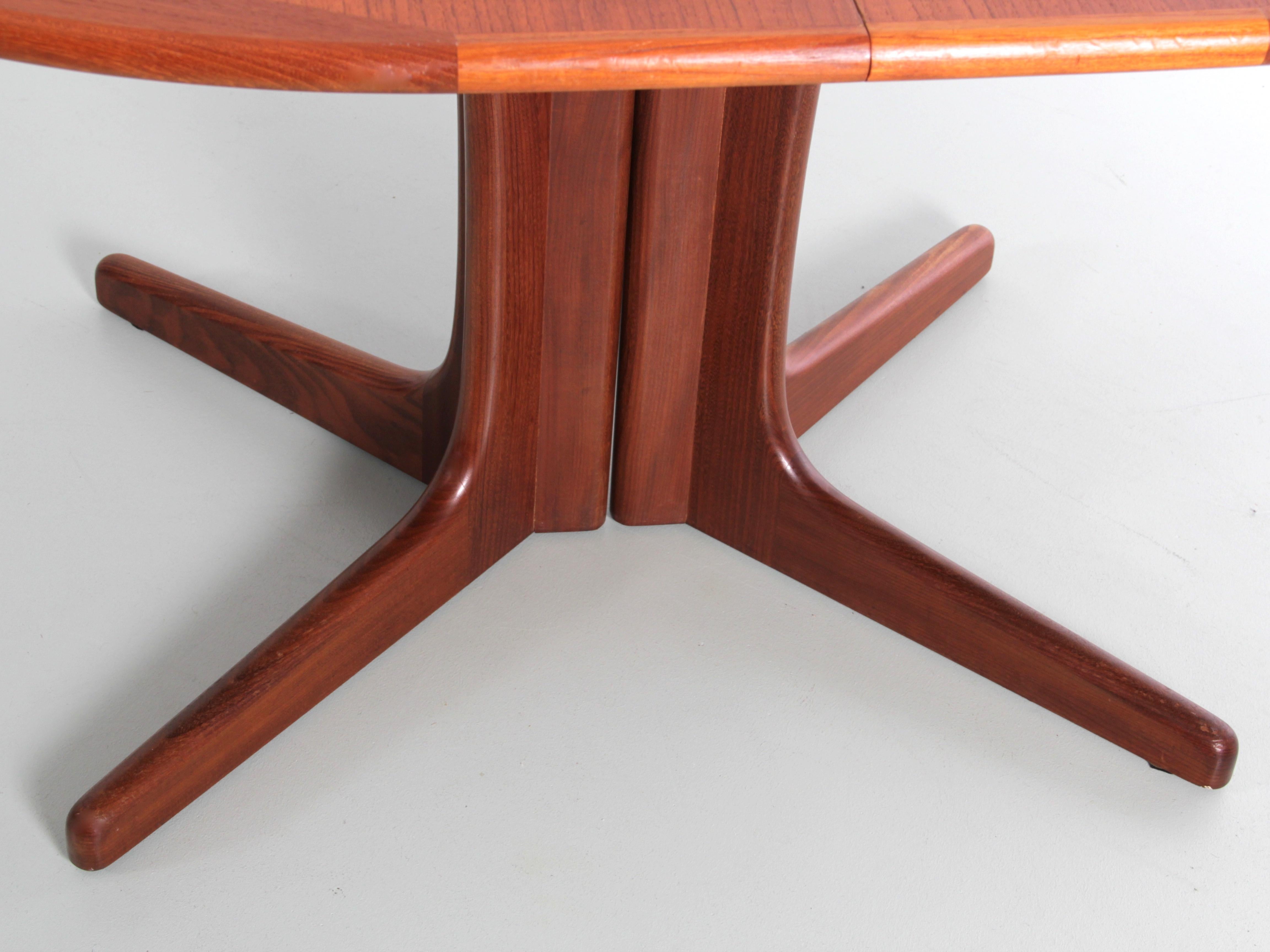 Mid-Century Modern Scandinavian Oval Dining Table in Teak For Sale at 1stDibs