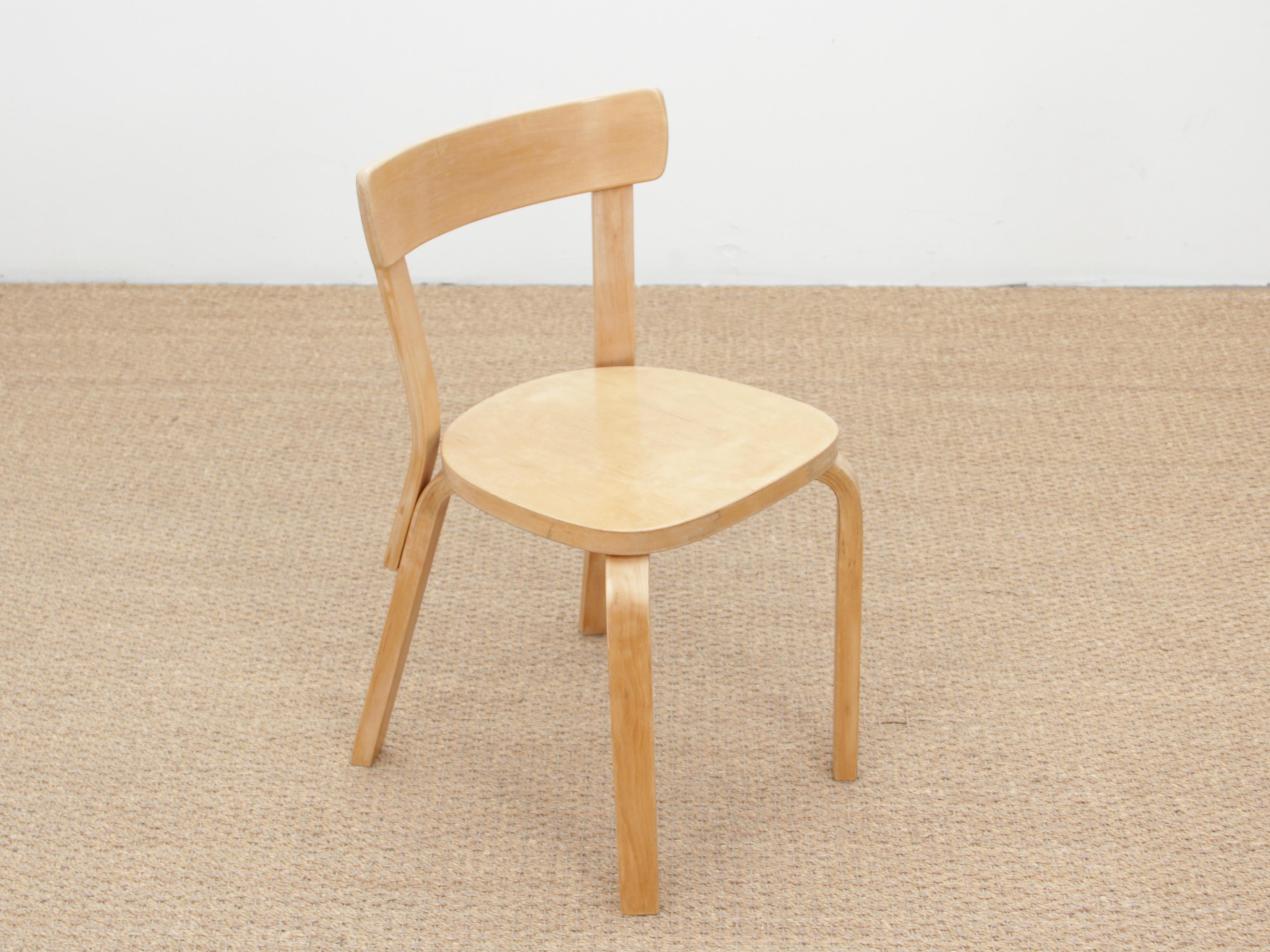 Mid-Century Modern Scandinavian Pair of Chairs Model 69 by Alvar Aalto In Good Condition In Courbevoie, FR