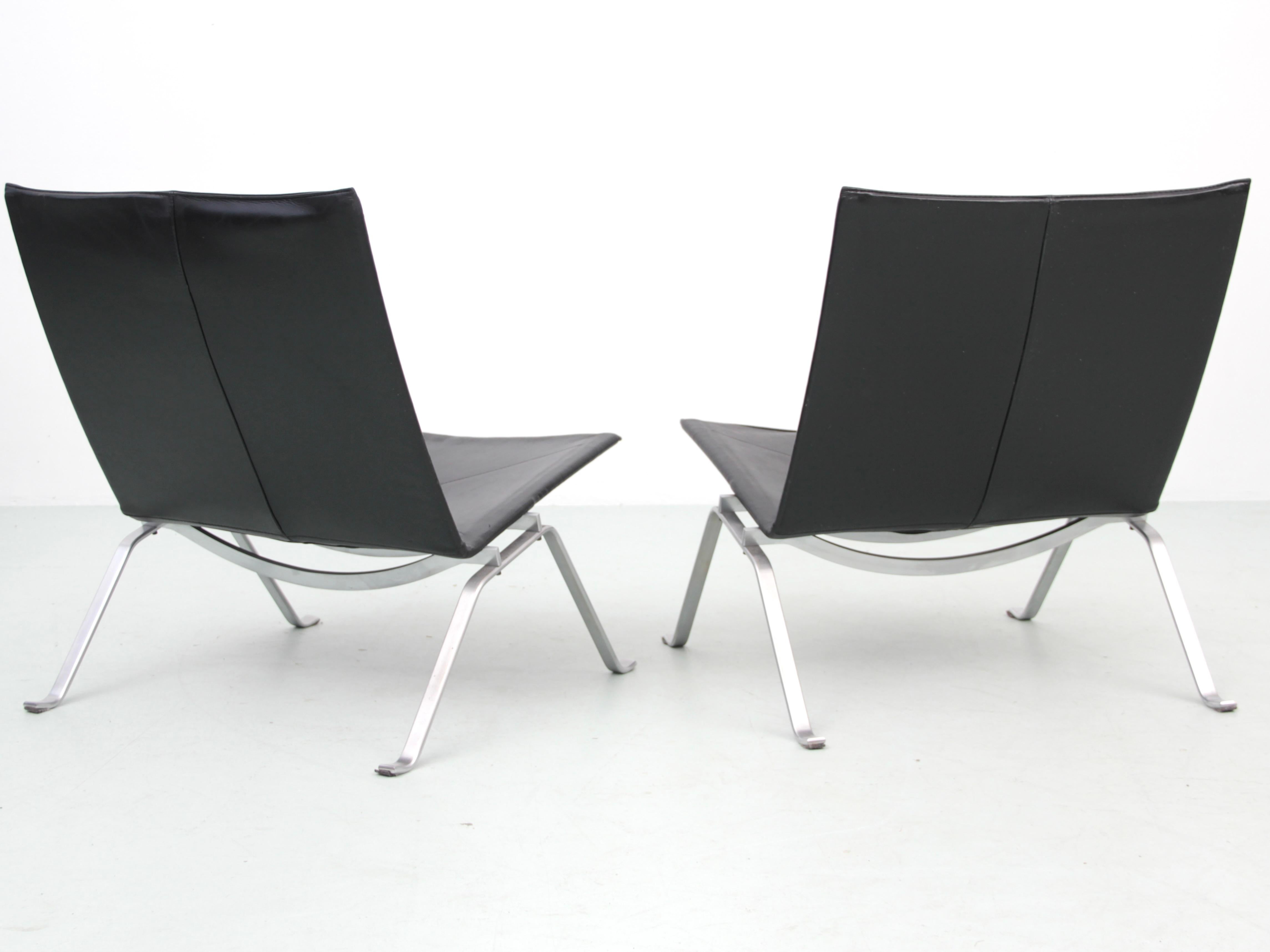 Coppia di PK 22 di Poul Kjaerholm per Kold Christiansen. Successivamente è stato rivestito in pelle naturale Sørensen. 


Dimensioni: L.63 cm x H.71 cm x P.63 cm. Altezza della seduta. 40 cm