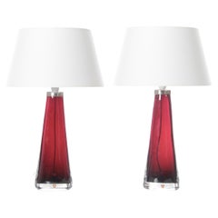 Paire de lampes de bureau scandinaves modernes du milieu du siècle dernier en cristal Modèle Rd 1566 rouge 