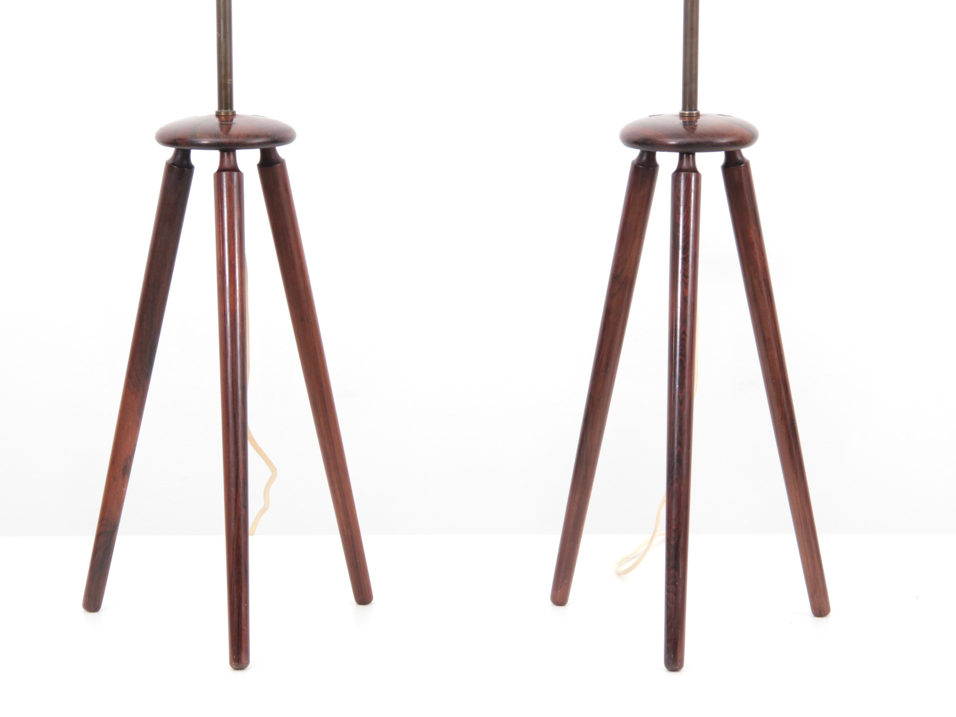 Paire de lampes de table scandinaves modernes du milieu du siècle dernier en bois de rose Bon état - En vente à Courbevoie, FR