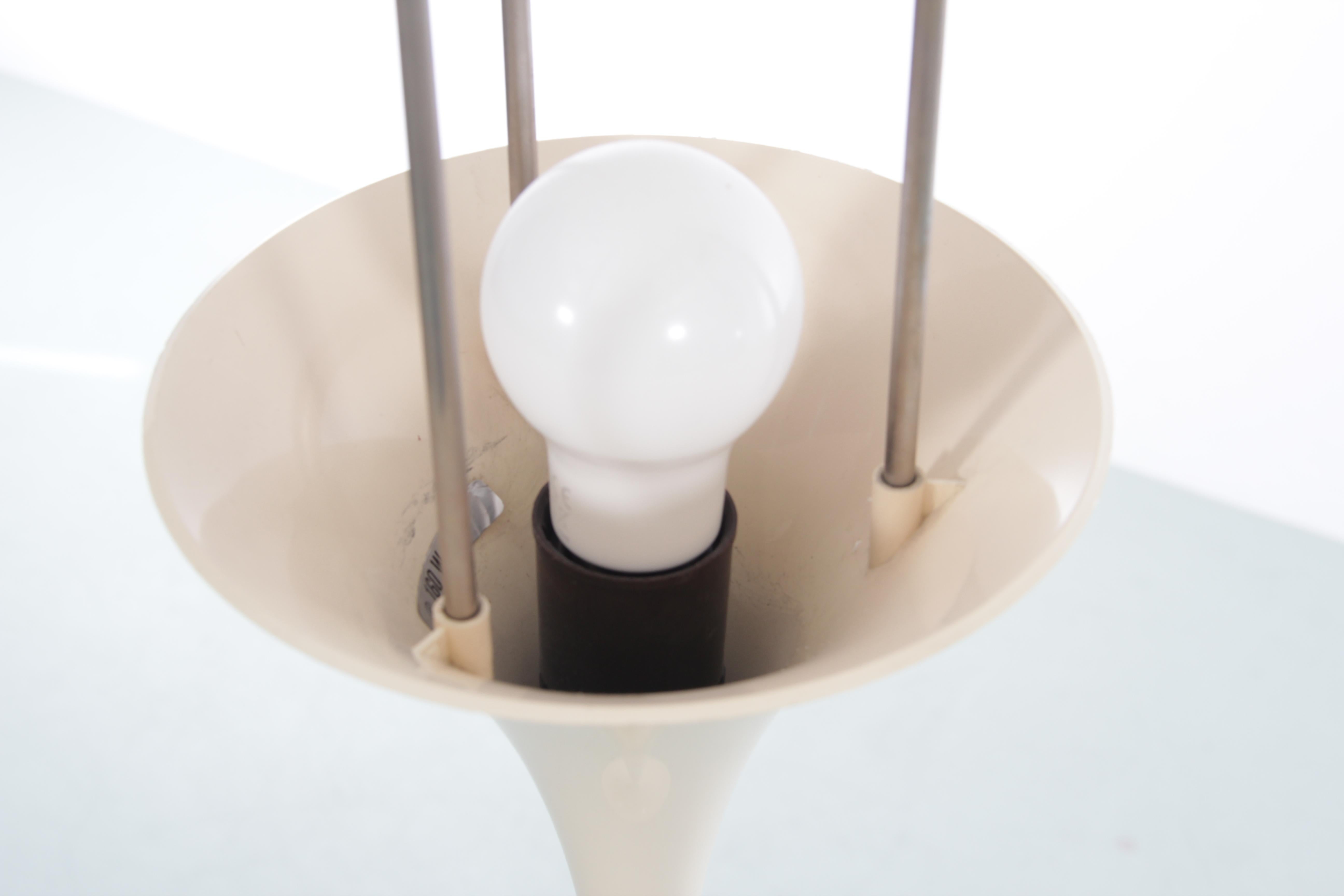 Fine XX secolo Lampada da terra Panthella di Verner Panton, in stile scandinavo e moderno, risalente alla metà del secolo scorso in vendita