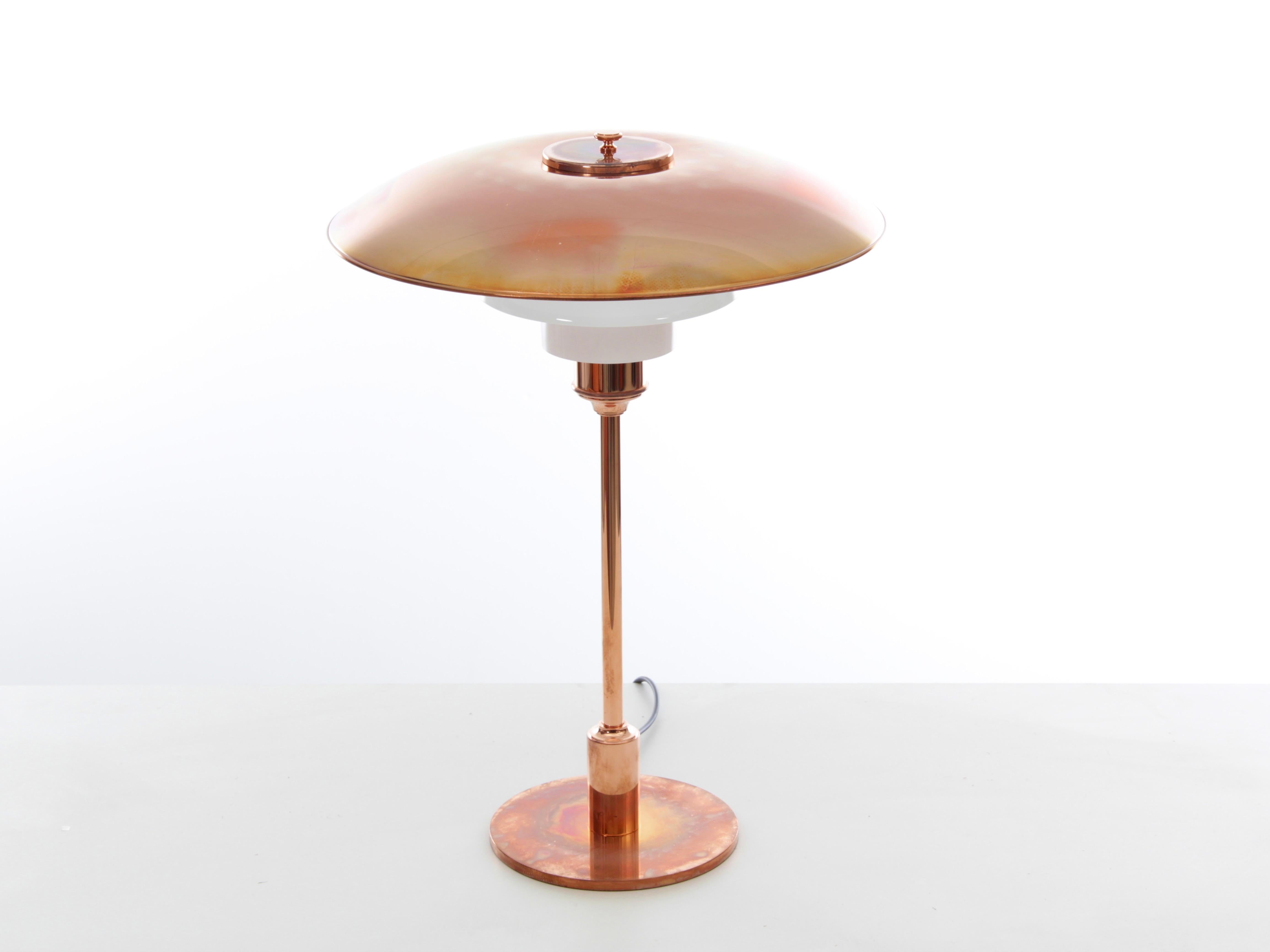 Poul Henningsen. Lampe de table, 'PH 3½-2½ Kobber Bord' - Edition limitée de 2014. Tige en cuivre poli brillant. Abat-jour supérieur en cuivre massif. Ombres intermédiaires et inférieures en verre opalin. H. 45 cm. Ø 33 cm. Légers signes d'usure.