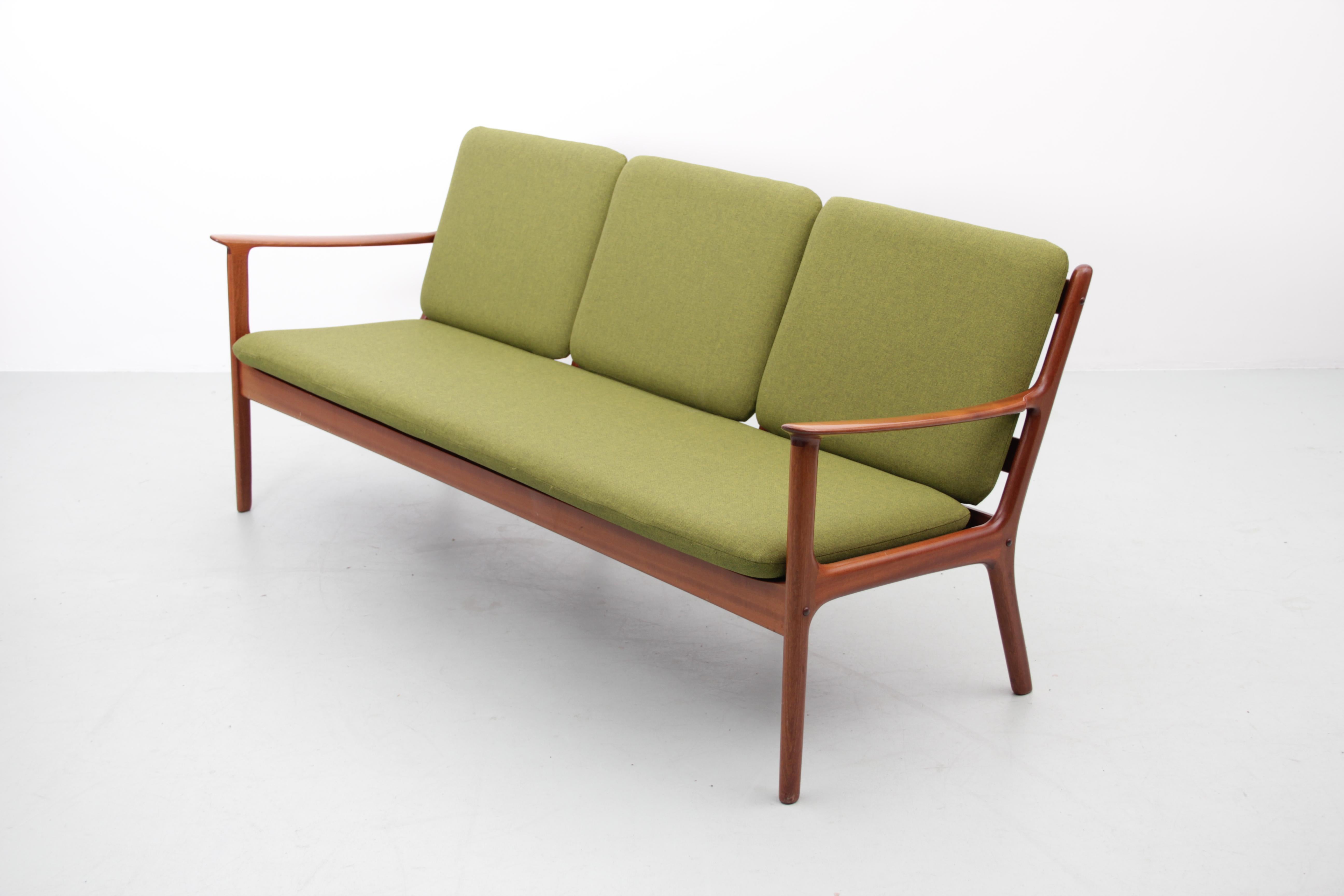 Divano a 3 posti in stile scandinavo PJ112 di Ole Wanscher. Rivestito di recente con il tessuto Gabriel Step Melange #68162.
