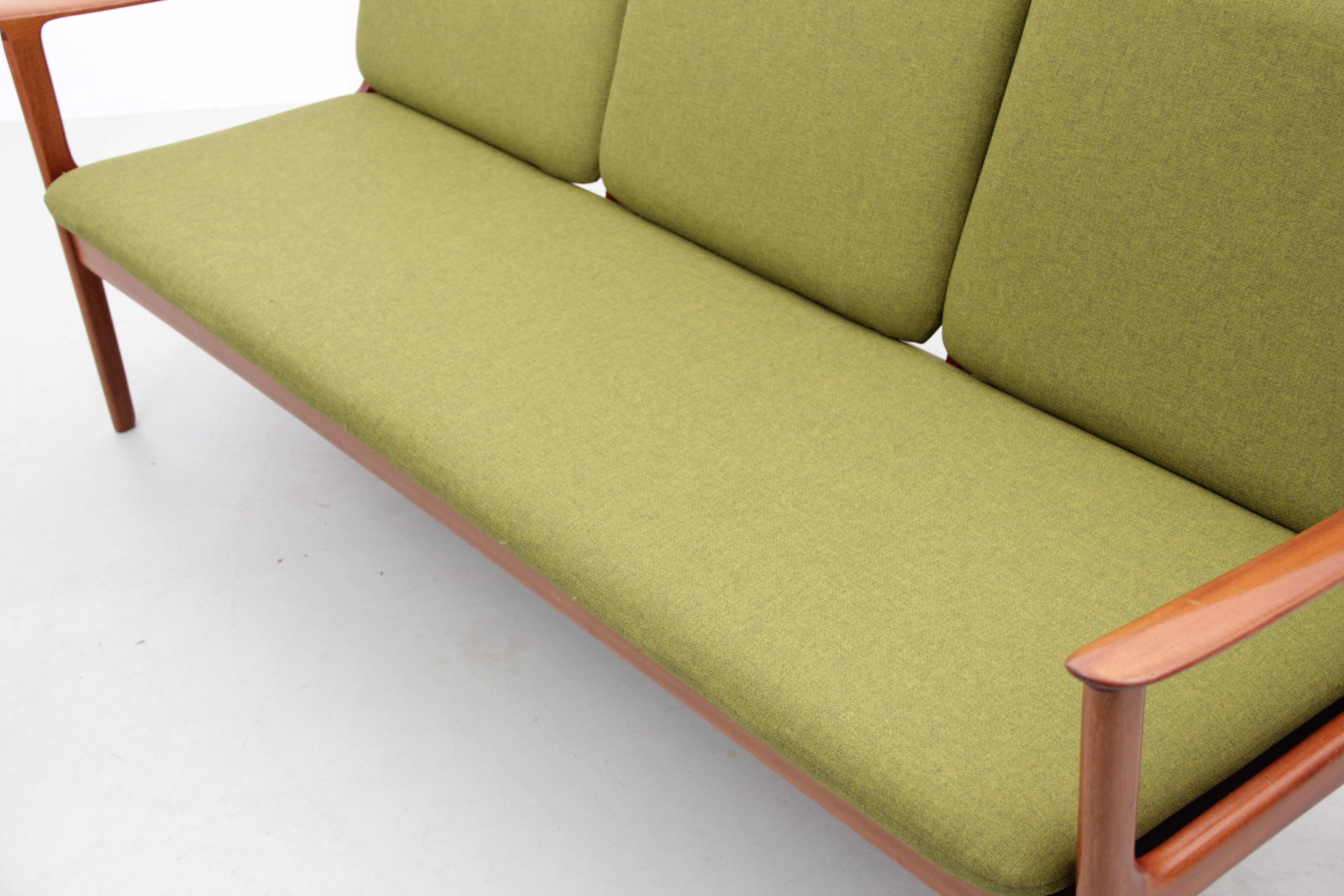 Mid-20th Century Mid-Century Modern Scandinavian PJ112 Sofa 3 Seats by Ole Wanscher For Sale