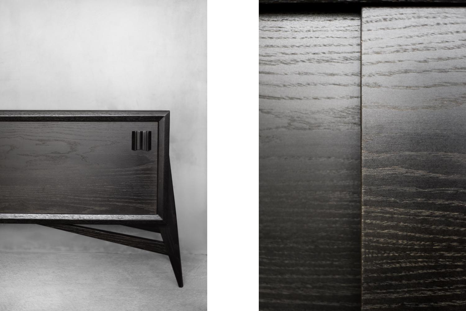 Brutalismo Credenza di metà secolo The Modern Scandinavian in rovere scuro grezzo con maniglie in legno, 1960 in vendita